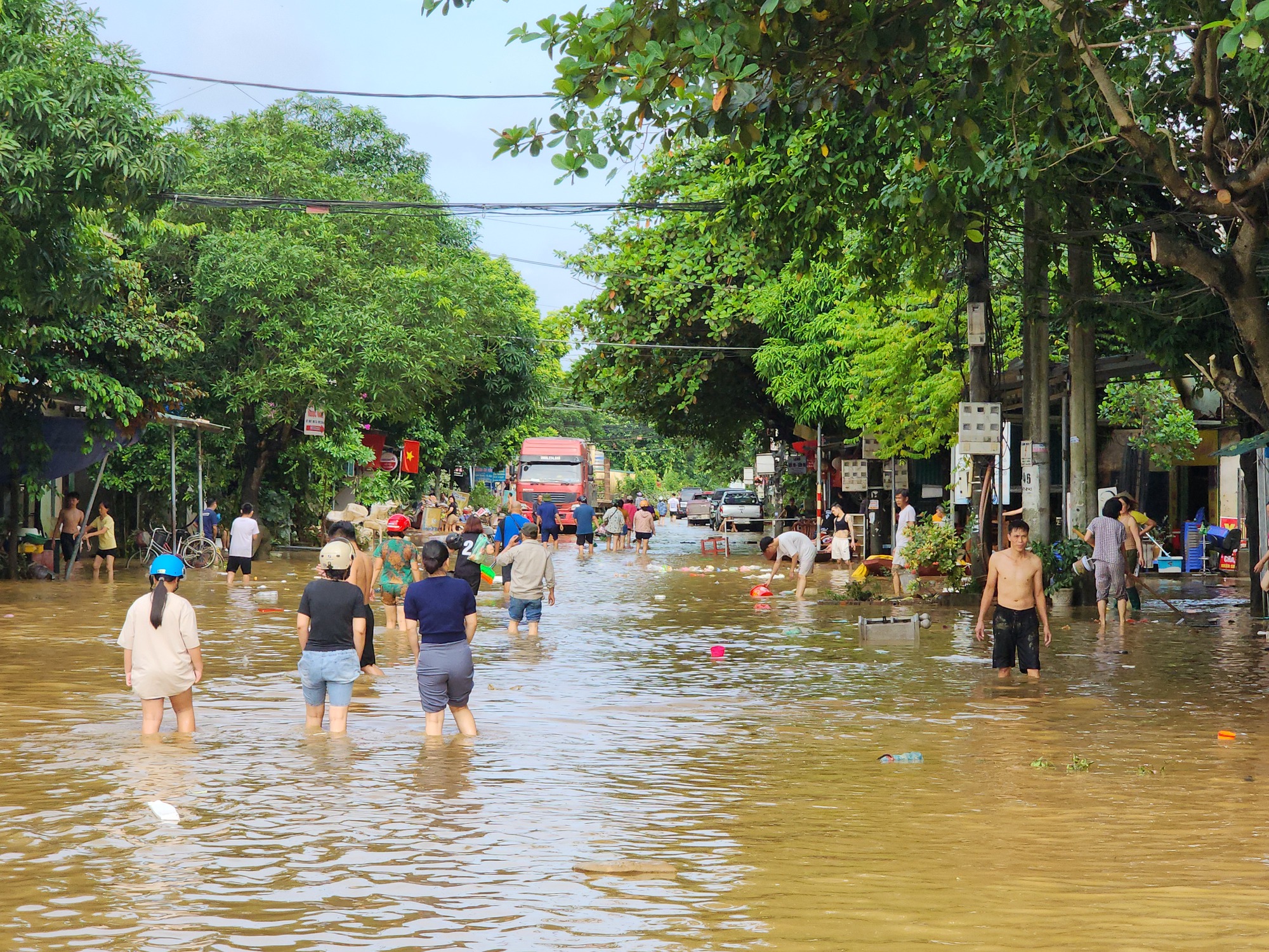 Tuyên Quang: Lũ rút, người dân tất bật dọn nhà, vệ sinh khu phố- Ảnh 9.