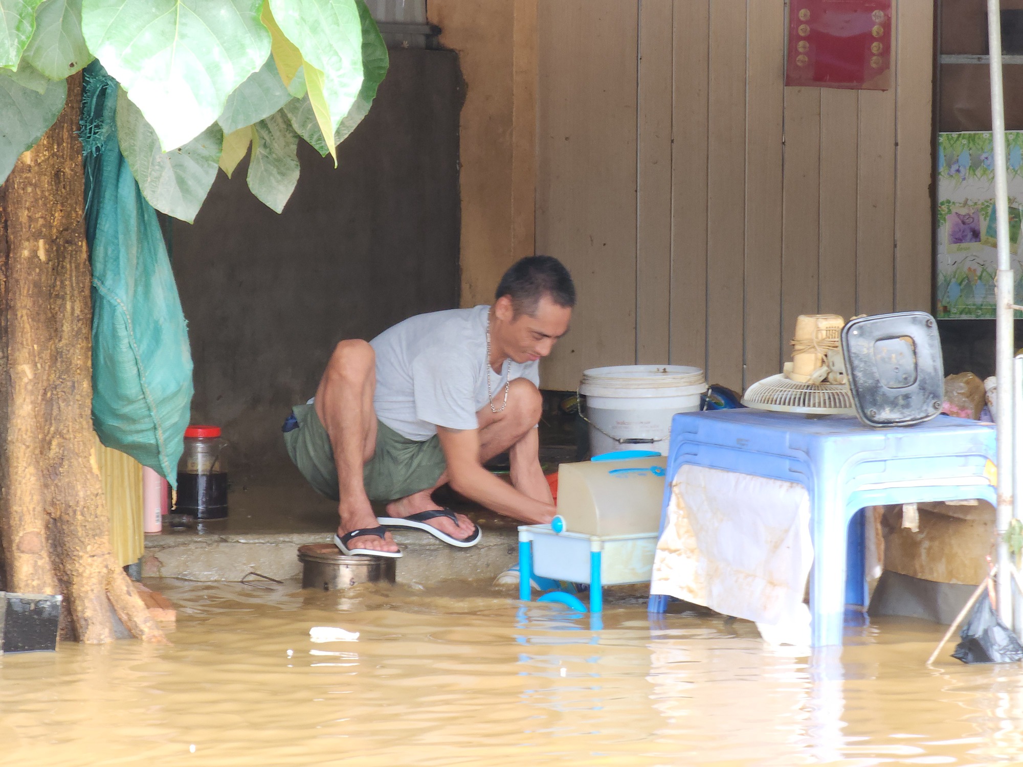 Tuyên Quang: Lũ rút, người dân tất bật dọn nhà, vệ sinh khu phố- Ảnh 1.