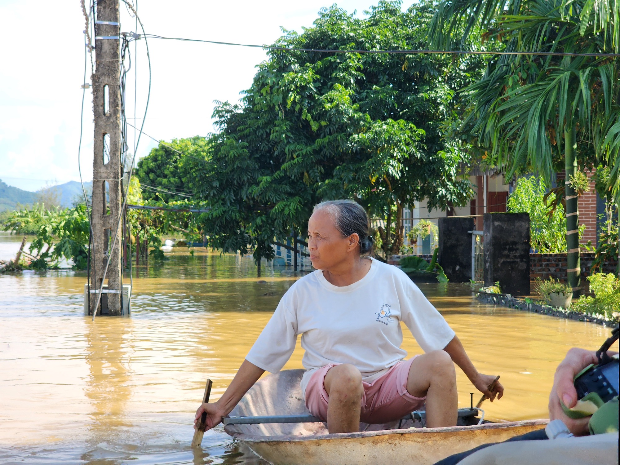 Phú Thọ: Nước lũ ngập 4 ngày, người dân chèo thuyền đi lấy nhu yếu phẩm- Ảnh 7.