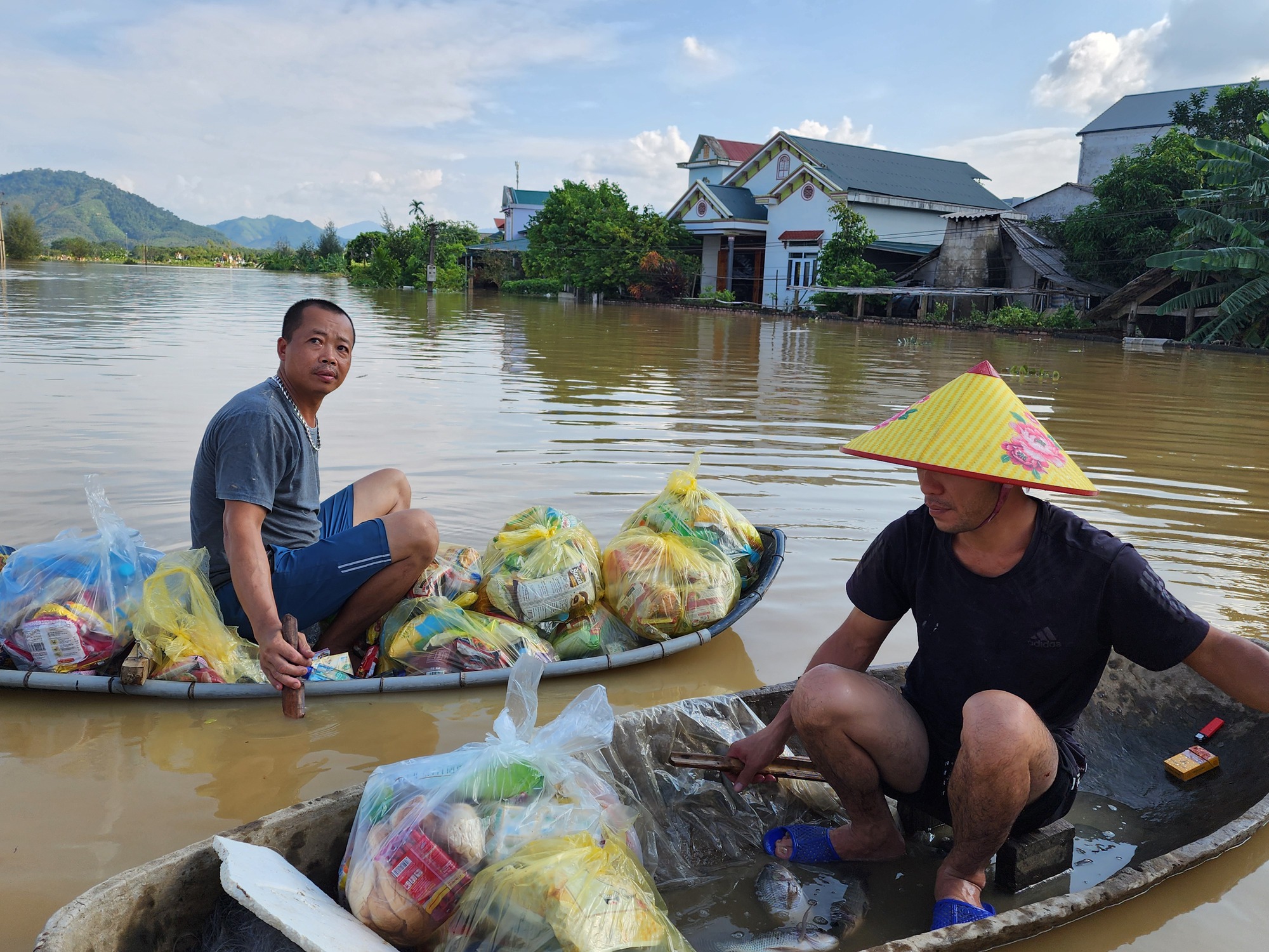 Phú Thọ: Nước lũ ngập 4 ngày, người dân chèo thuyền đi lấy nhu yếu phẩm- Ảnh 10.