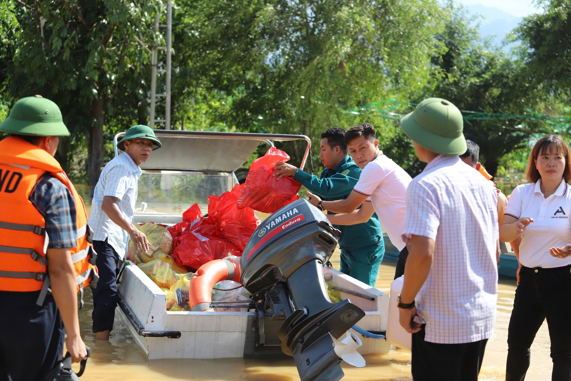 Phú Thọ: Nước lũ ngập 4 ngày, người dân chèo thuyền đi lấy nhu yếu phẩm- Ảnh 8.