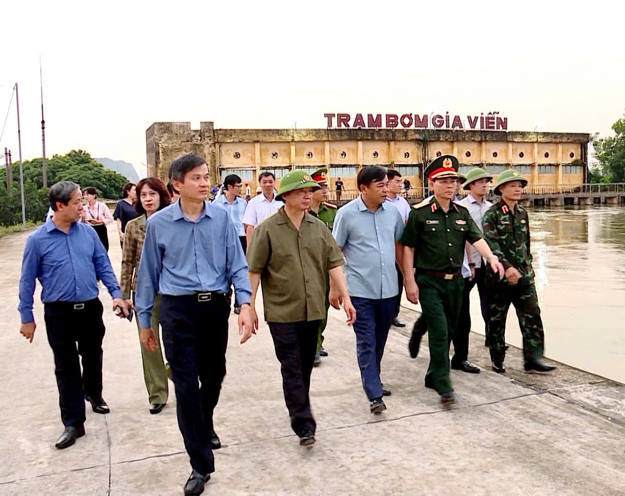 Phó Thủ tướng Trần Hồng Hà: Không để dân thiếu thực phẩm, nước uống, thuốc men- Ảnh 2.