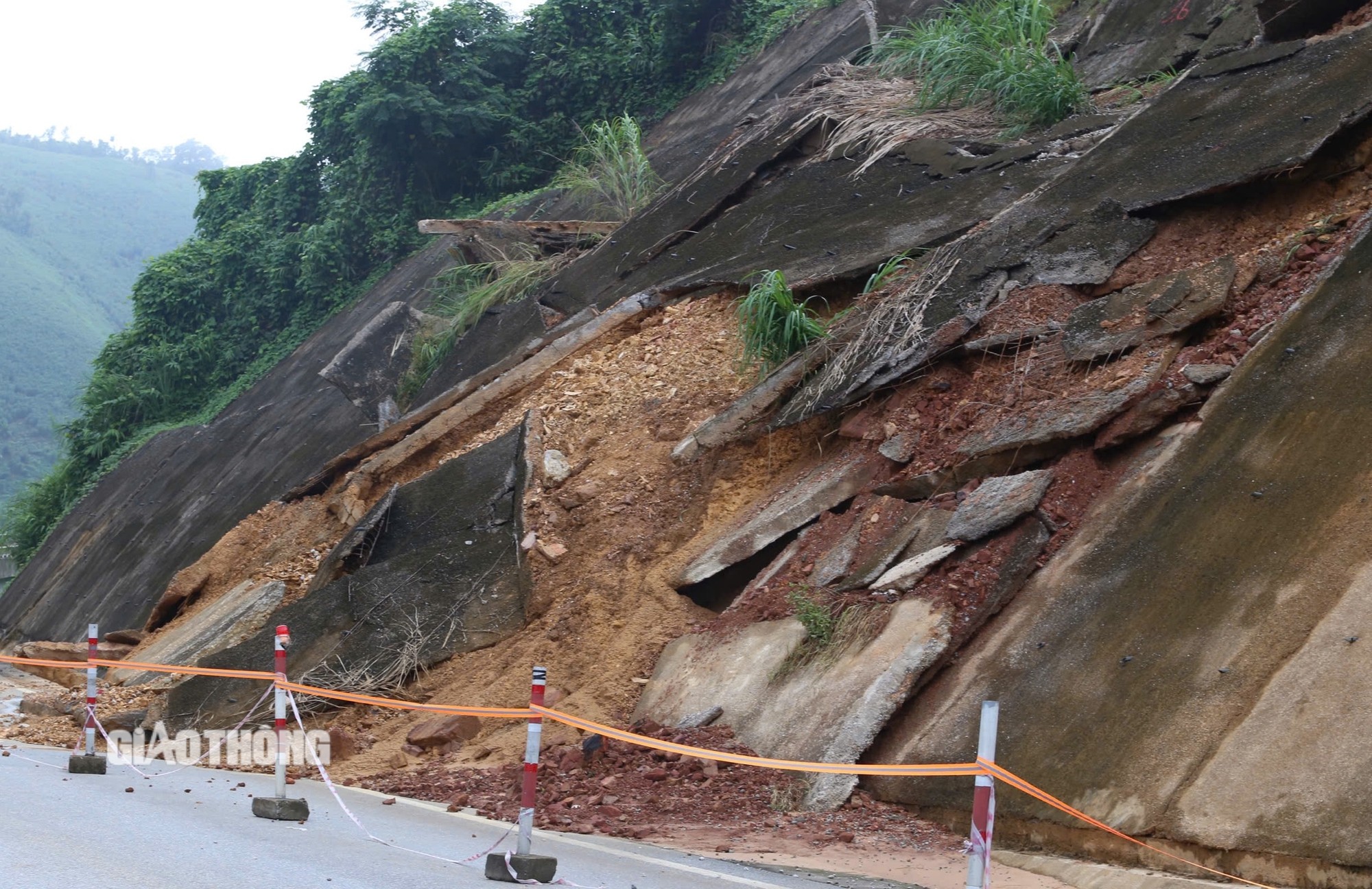 Vị trí sạt lở taluy dương ở km 250.