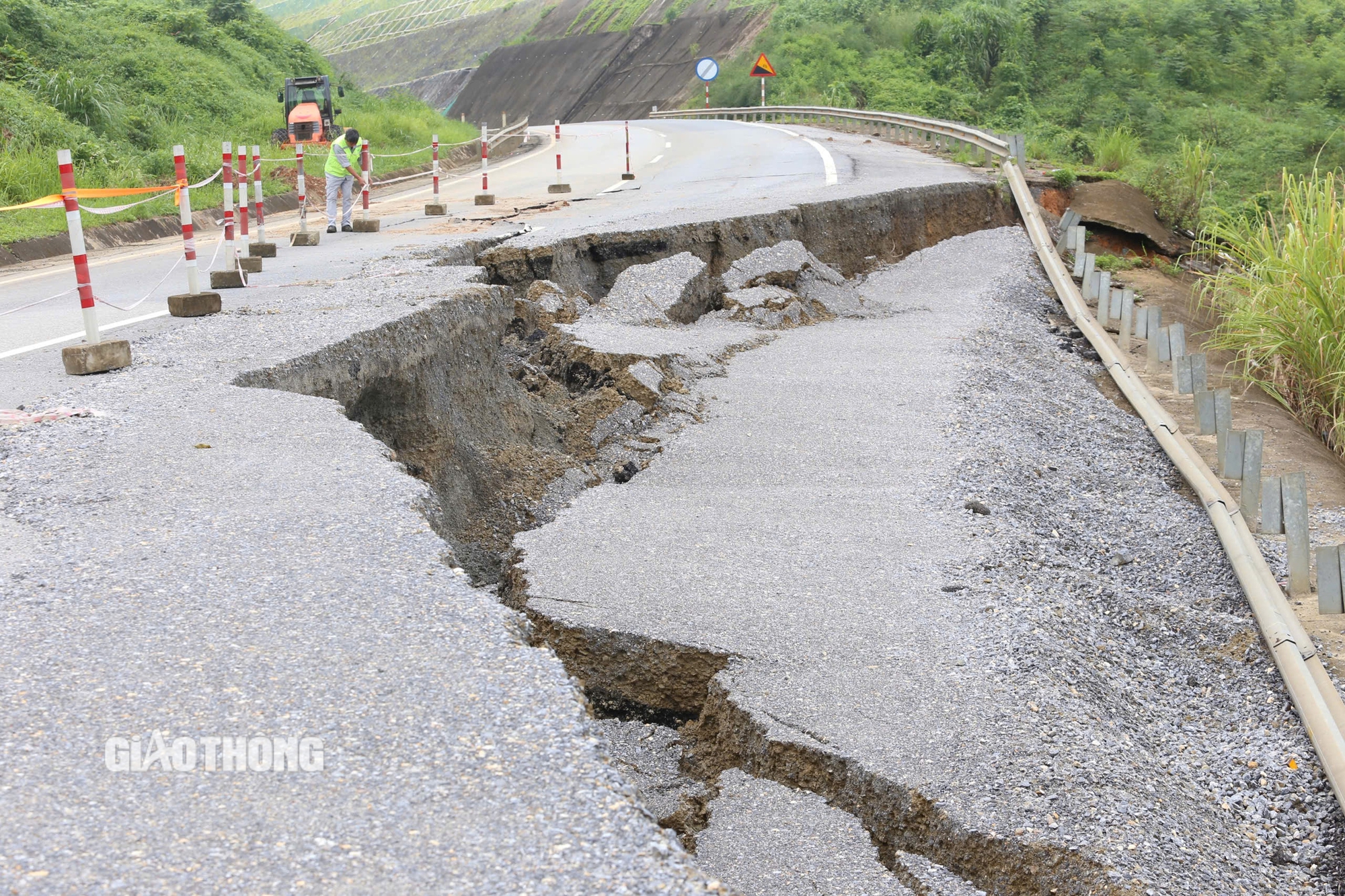 Vị trí sạt lở taluy âm ở km 250.