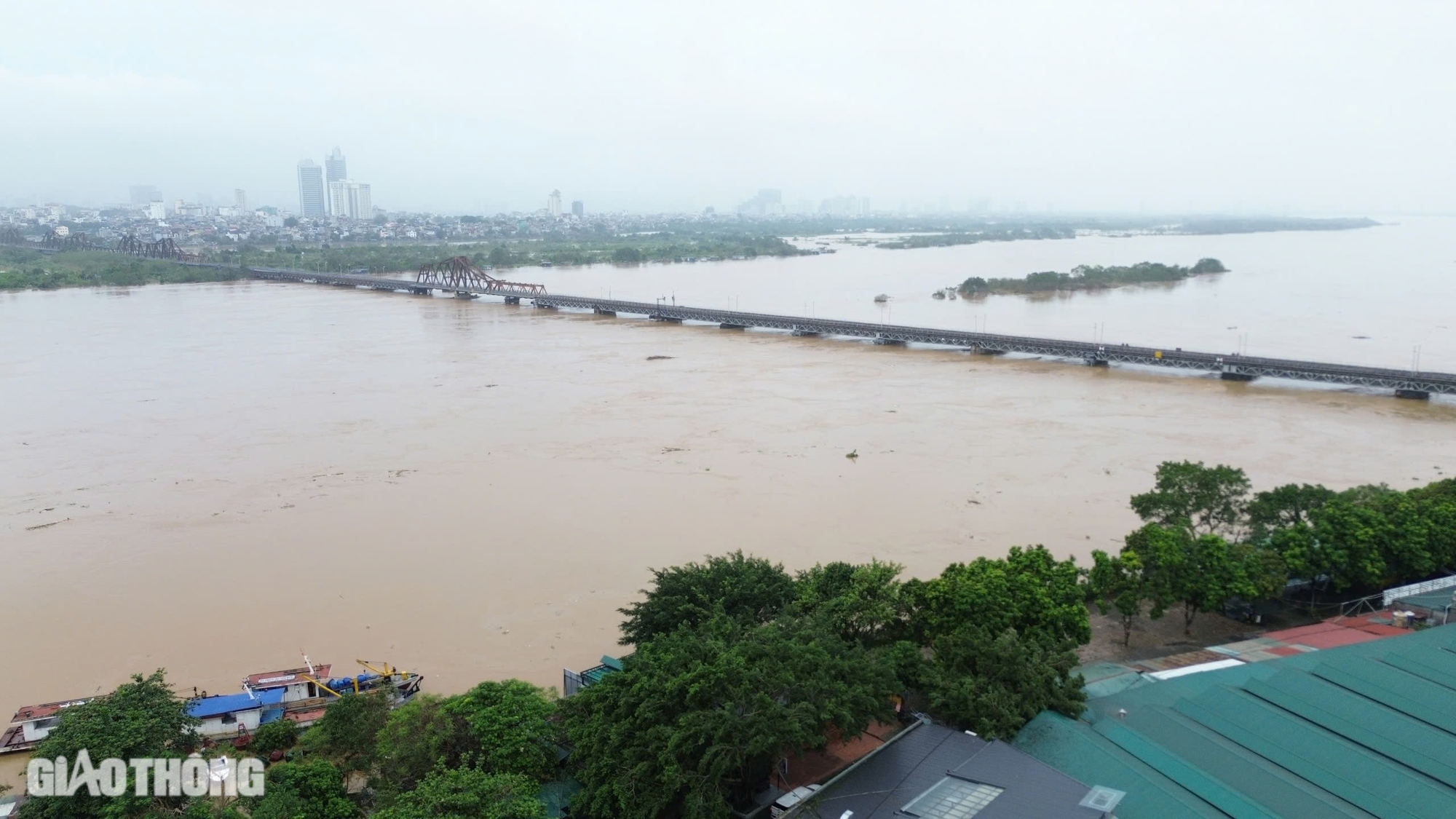 Hà Nội: Nước sông Hồng rút chậm, người dân ven sông vẫn đi lại bằng thuyền- Ảnh 2.