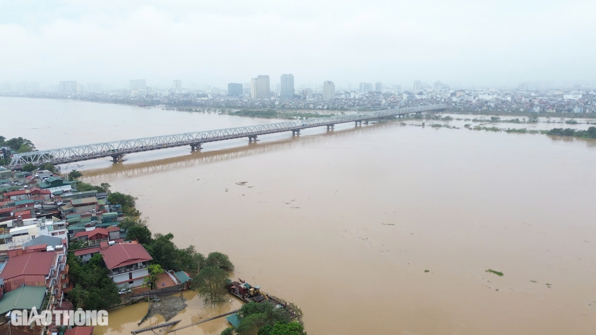 Hà Nội: Nước sông Hồng rút chậm, người dân ven sông vẫn đi lại bằng thuyền- Ảnh 3.