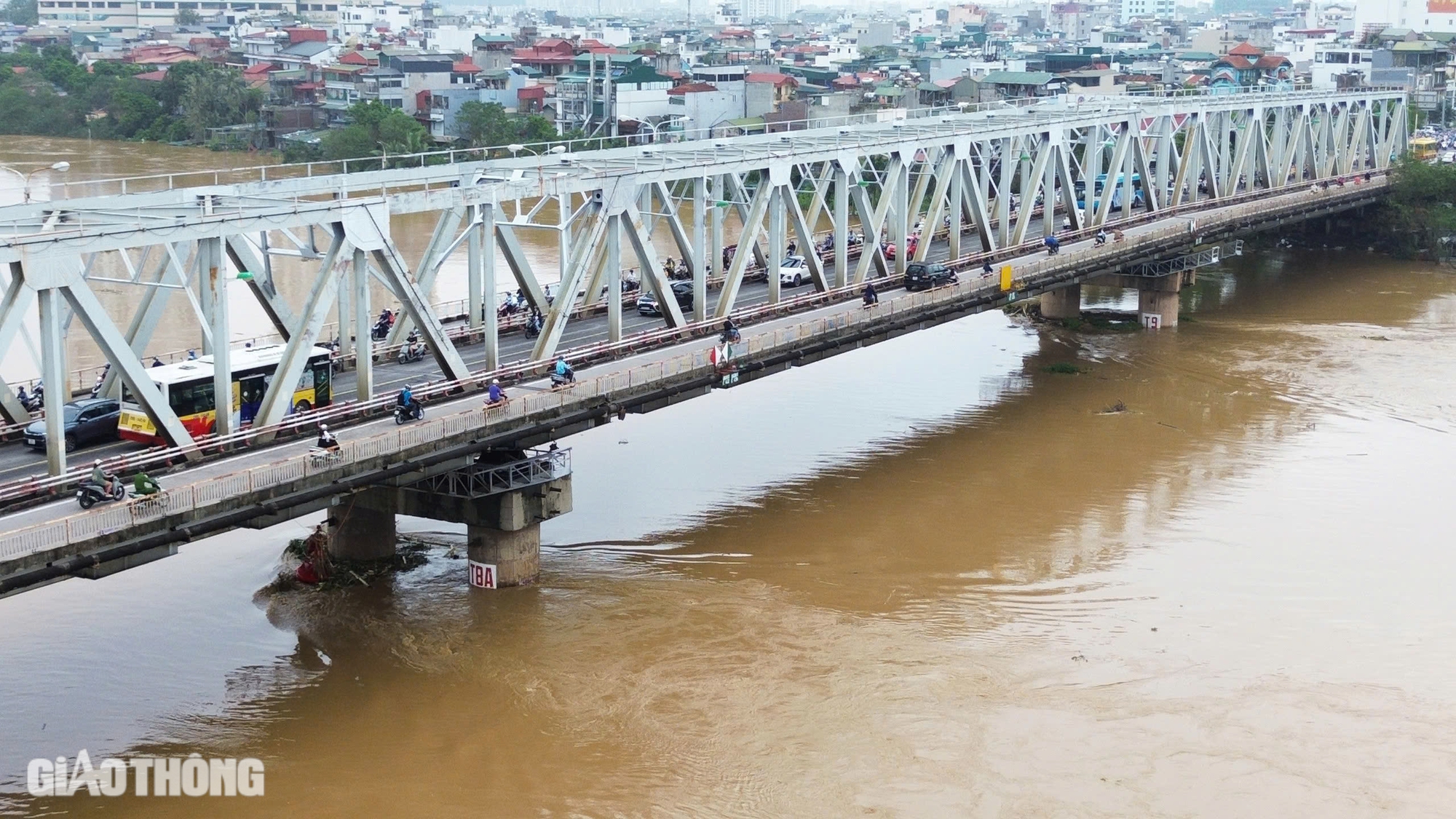 Hà Nội: Nước sông Hồng rút chậm, người dân ven sông vẫn đi lại bằng thuyền- Ảnh 4.