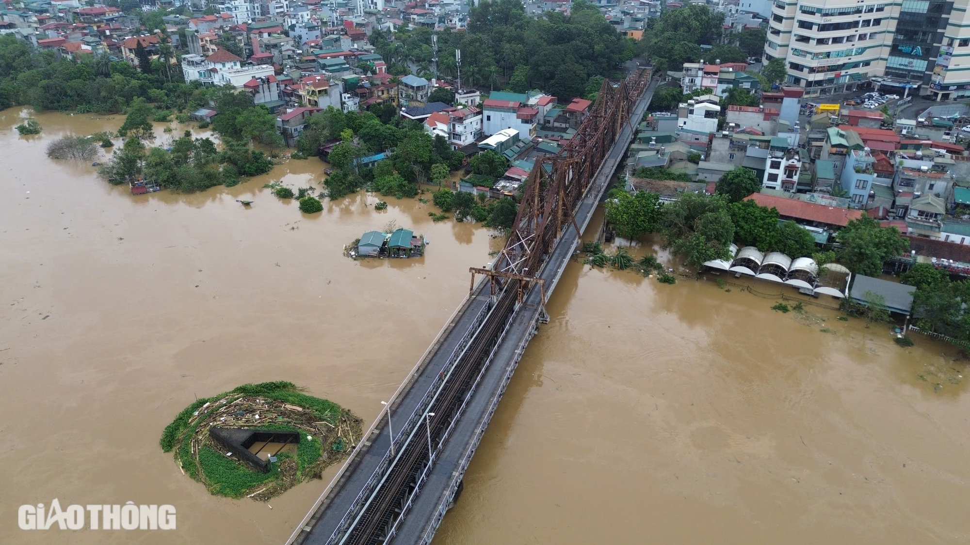 Hà Nội: Nước sông Hồng rút chậm, người dân ven sông vẫn đi lại bằng thuyền- Ảnh 5.