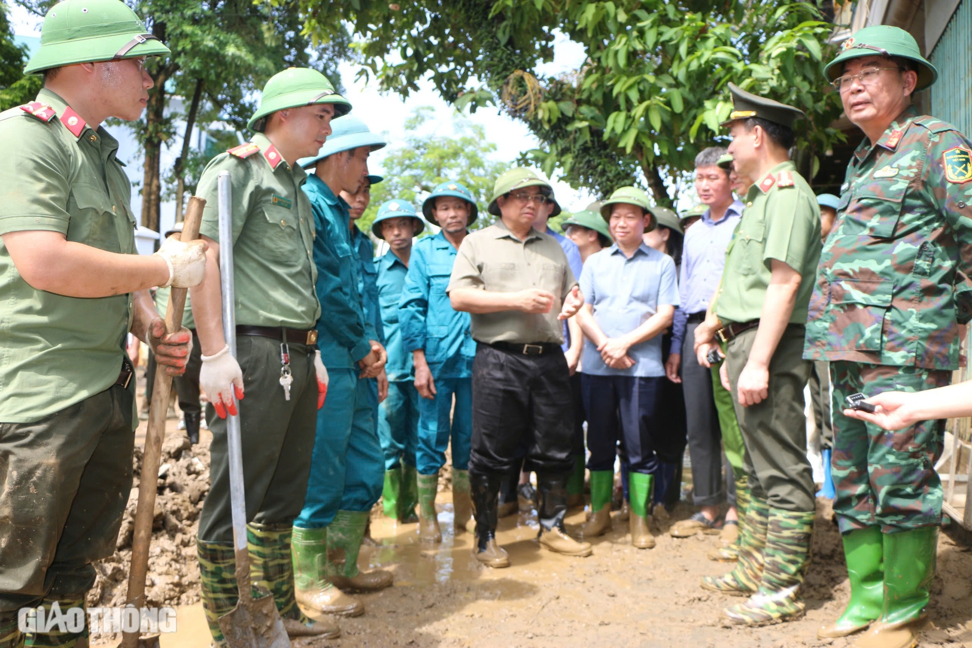 Thủ tướng lội bùn đến tận nhà thăm hỏi người dân vùng lũ Yên Bái- Ảnh 9.