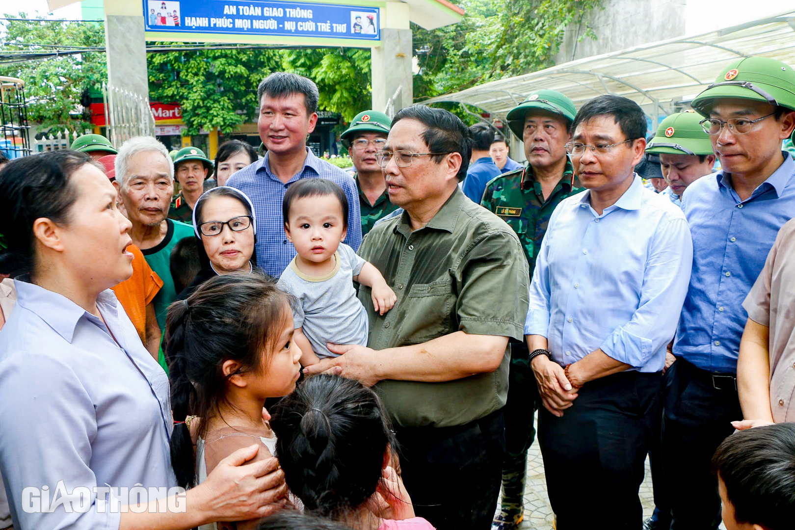 Thủ tướng Chính phủ cùng đoàn công tác thăm hỏi bà con vùng lũ phường Hồng Hà, thành phố Yên Bái. Bộ trưởng GTVT Nguyễn Văn Thắng đi cùng đoàn.