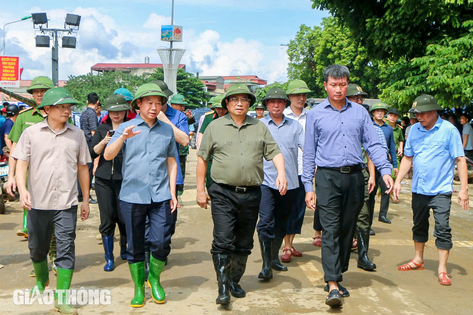 Thủ tướng lội bùn đến tận nhà thăm hỏi người dân vùng lũ Yên Bái- Ảnh 3.