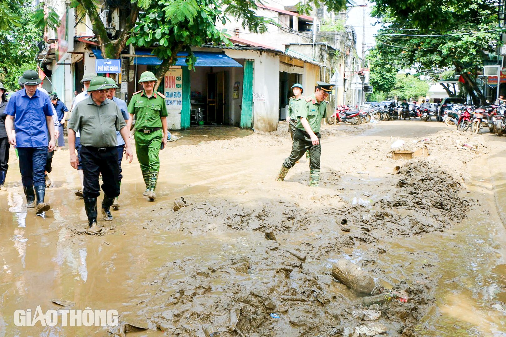 Thủ tướng lội bùn đến tận nhà thăm hỏi người dân vùng lũ Yên Bái- Ảnh 10.