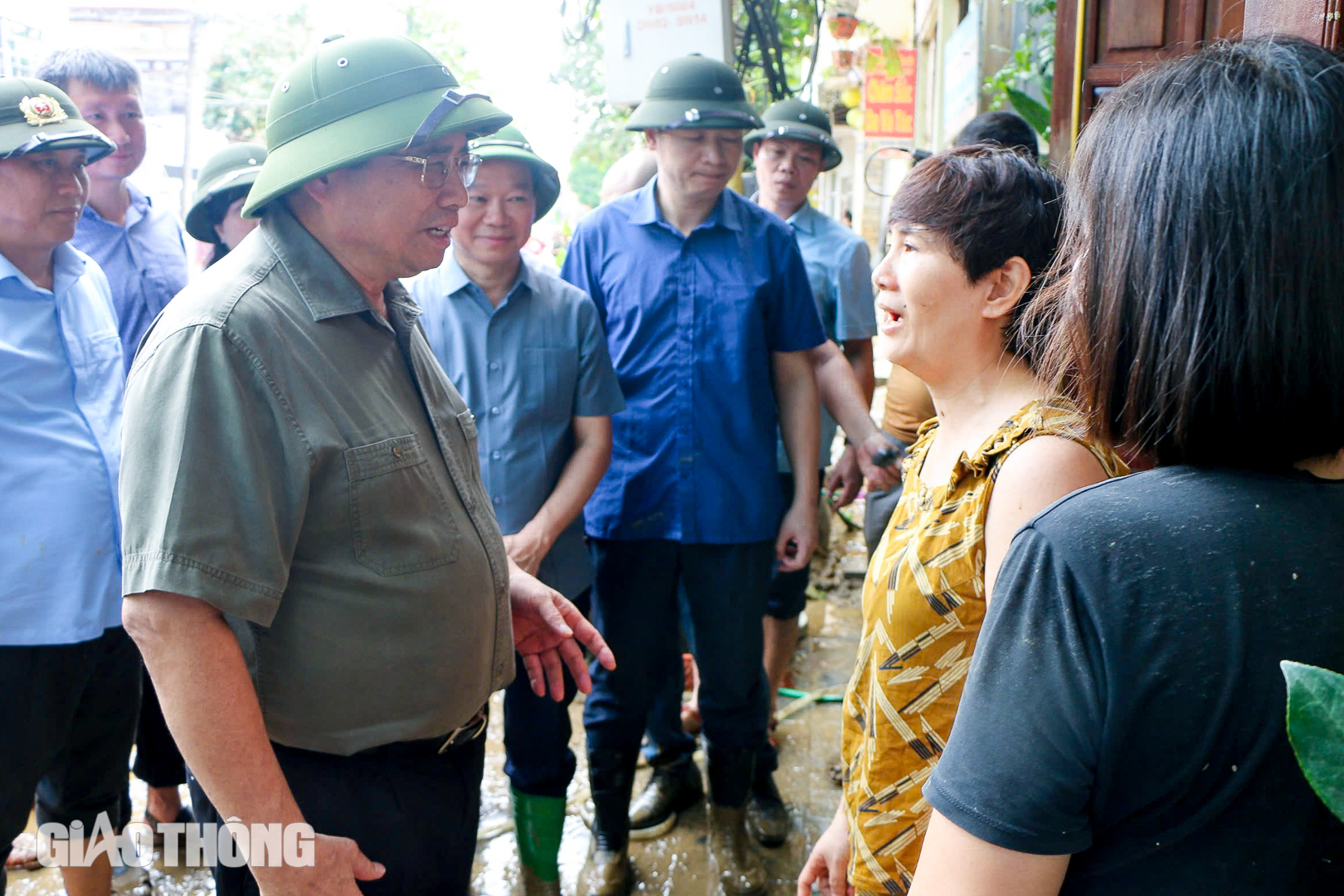 Thủ tướng lội bùn đến tận nhà thăm hỏi người dân vùng lũ Yên Bái- Ảnh 11.