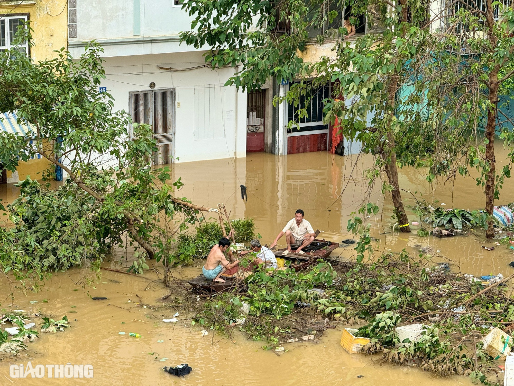 Hà Nội: Nước sông Hồng rút chậm, người dân ven sông vẫn đi lại bằng thuyền- Ảnh 6.