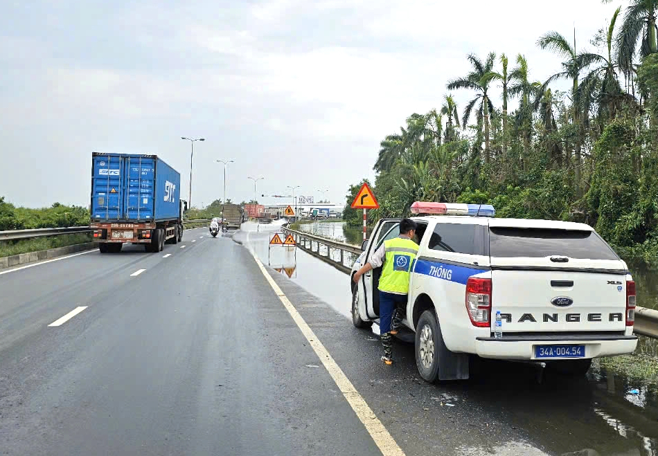 Thản nhiên ngồi câu cá trên quốc lộ 5, phương tiện đỗ tùy tiện dưới lòng đường- Ảnh 2.