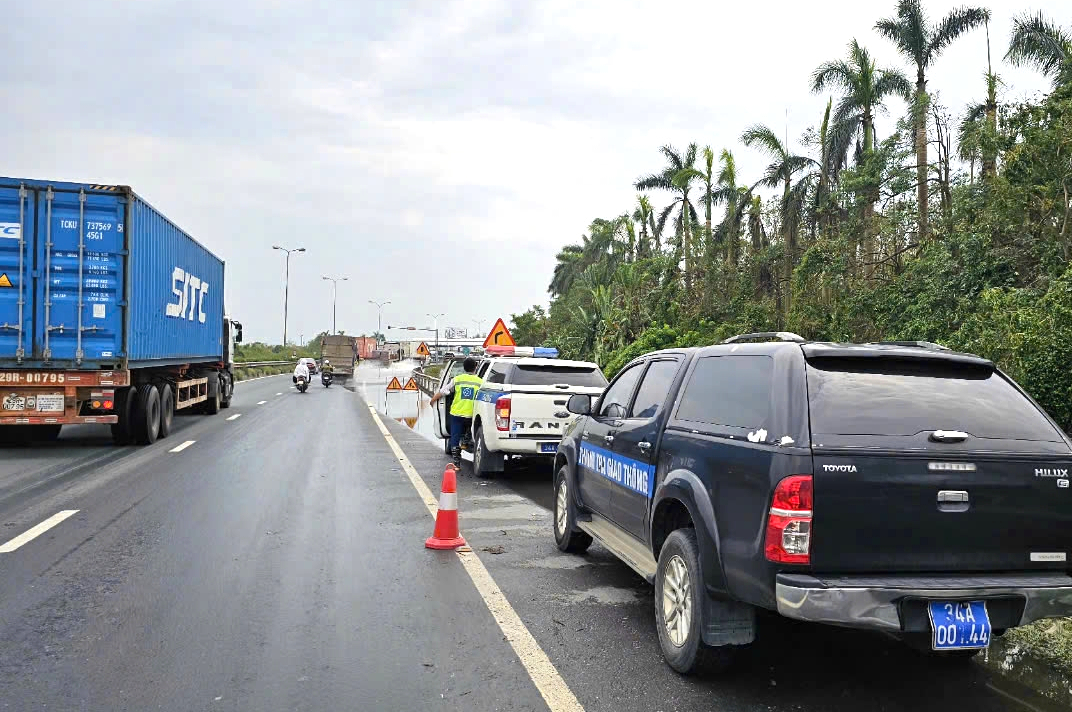 Thản nhiên ngồi câu cá trên quốc lộ 5, phương tiện đỗ tùy tiện dưới lòng đường- Ảnh 3.