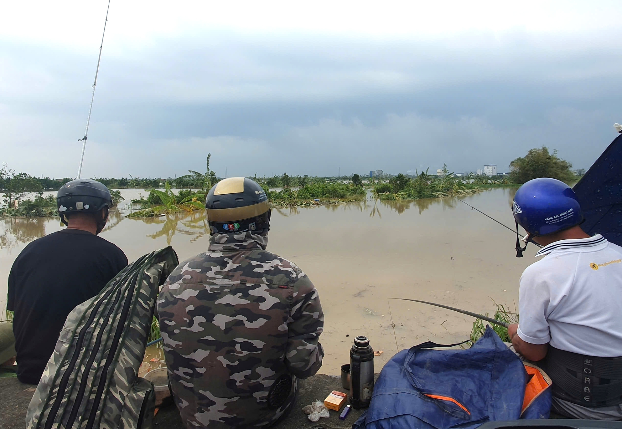 Thản nhiên ngồi câu cá trên quốc lộ 5, phương tiện đỗ tùy tiện dưới lòng đường- Ảnh 7.