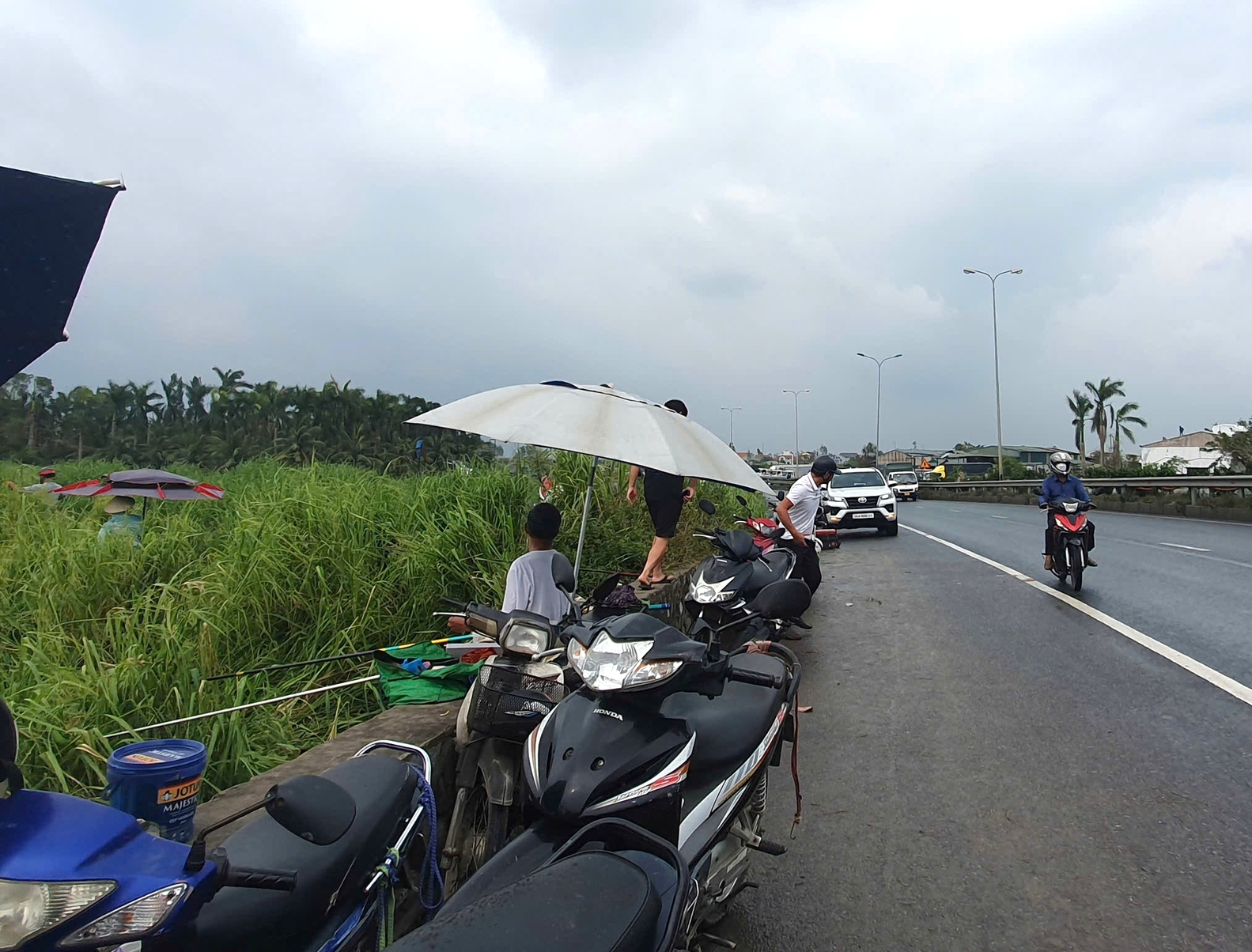 Thản nhiên ngồi câu cá trên quốc lộ 5, phương tiện đỗ tùy tiện dưới lòng đường- Ảnh 10.