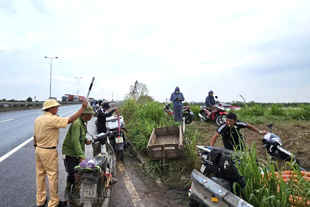 Thản nhiên ngồi câu cá trên quốc lộ 5, phương tiện đỗ tùy tiện dưới lòng đường- Ảnh 9.