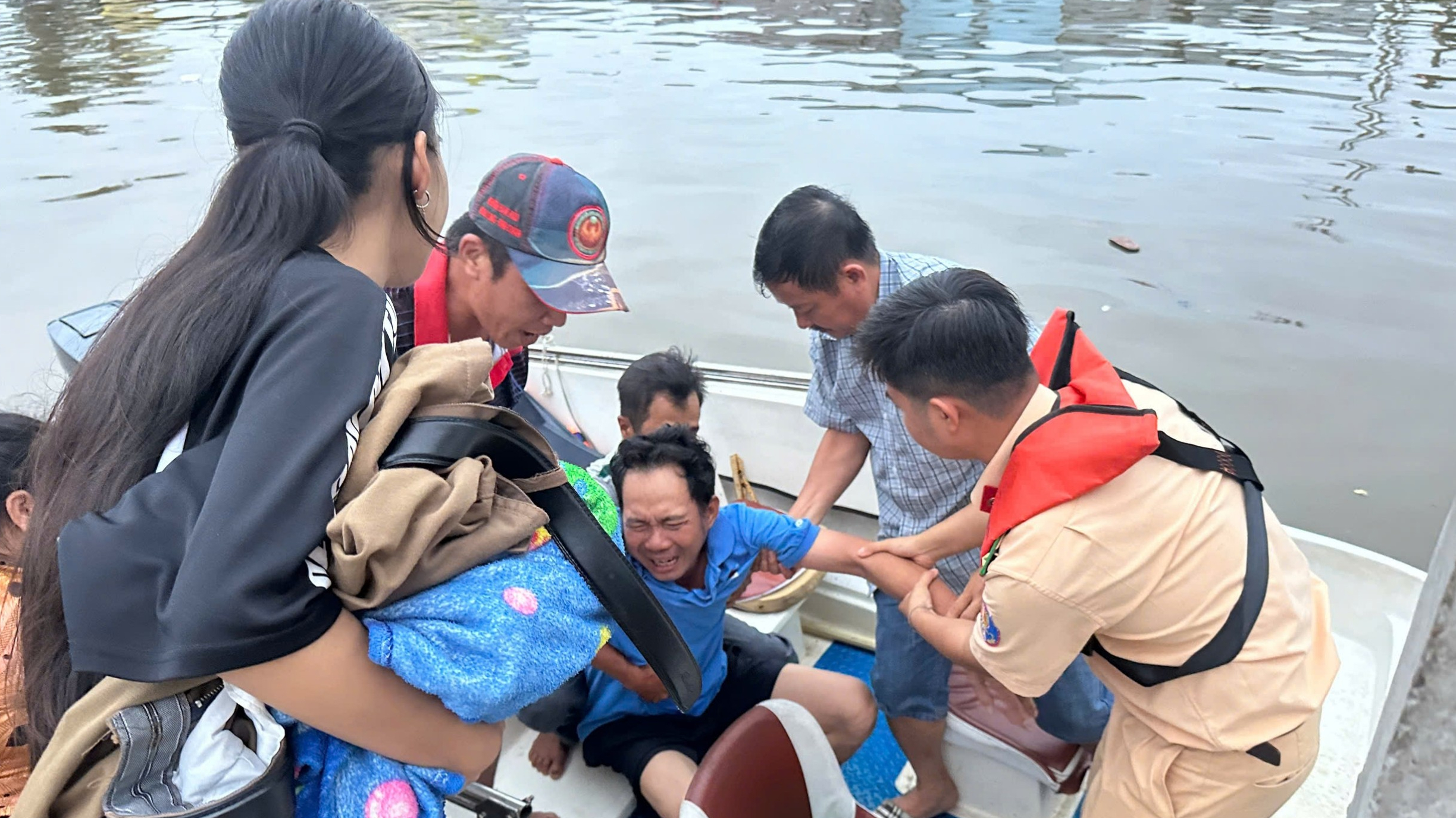 Cảnh sát đường thủy Bạc Liêu lái ca nô, kịp thời đưa người đột quỵ đi cấp cứu- Ảnh 1.