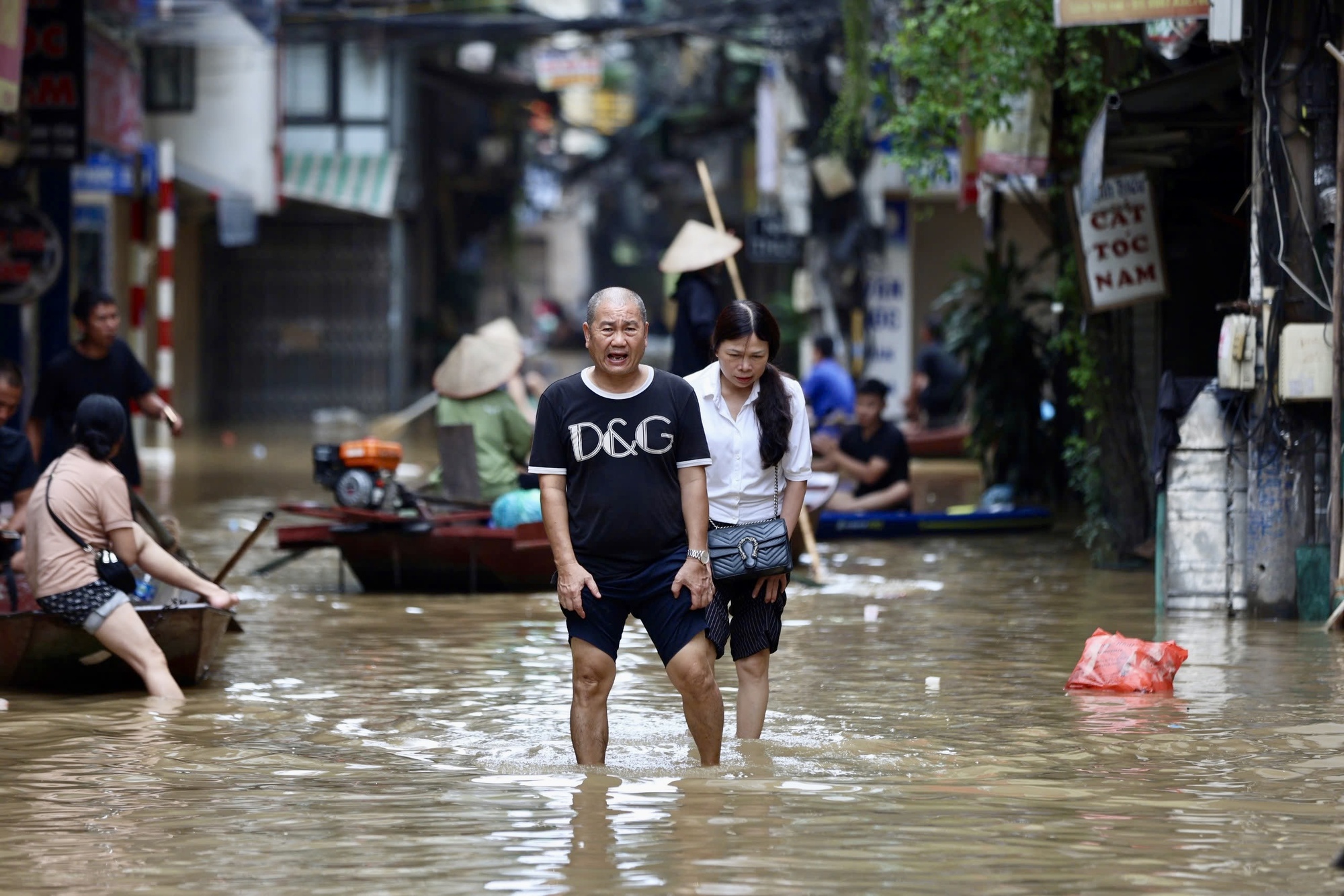 Hà Nội: Nước sông Hồng rút chậm, người dân ven sông vẫn đi lại bằng thuyền- Ảnh 9.