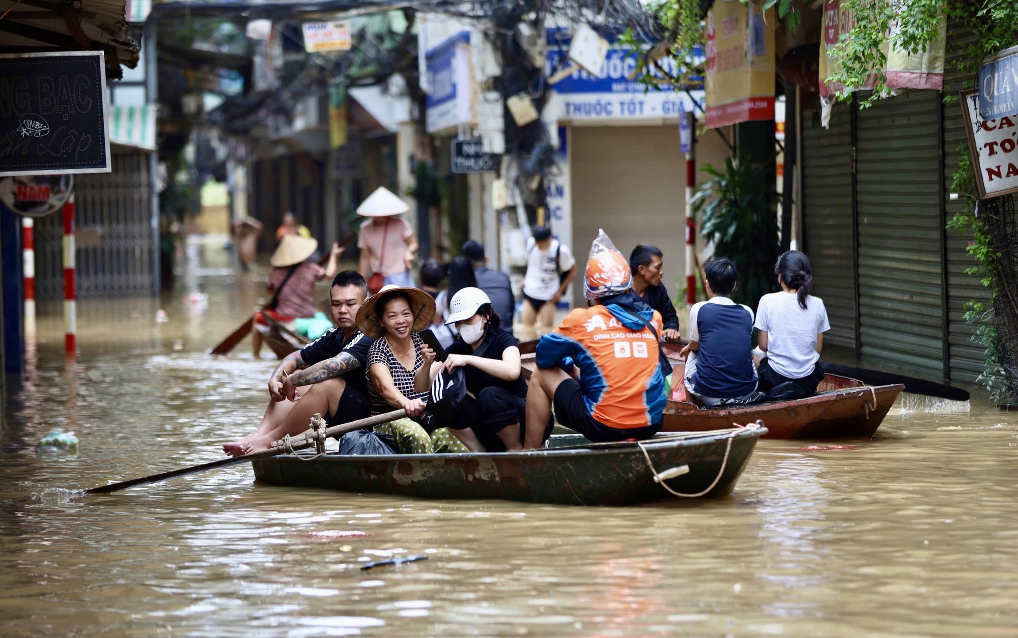 Hà Nội: Nước sông Hồng rút chậm, người dân ven sông vẫn đi lại bằng thuyền- Ảnh 7.