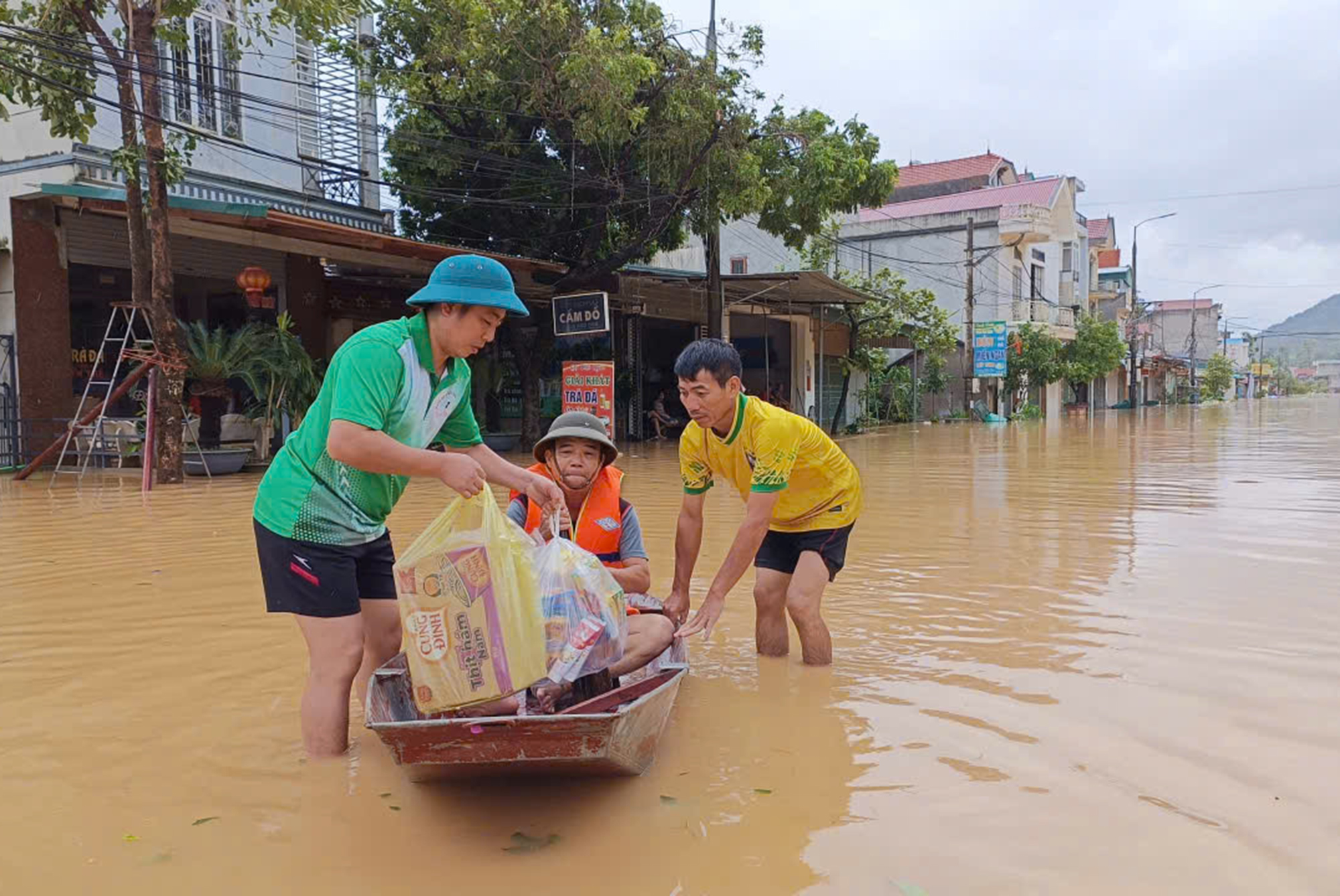 Những chuyện ghi từ tâm lũ: “Sống 60 năm chưa từng chứng kiến”- Ảnh 2.