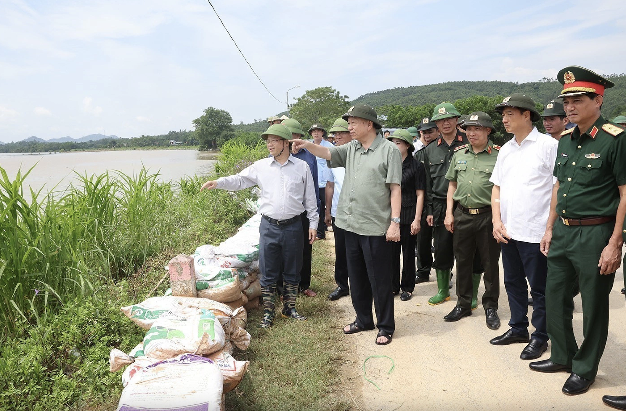 Tổng Bí thư, Chủ tịch nước: Cứu dân là ưu tiên cao nhất- Ảnh 1.