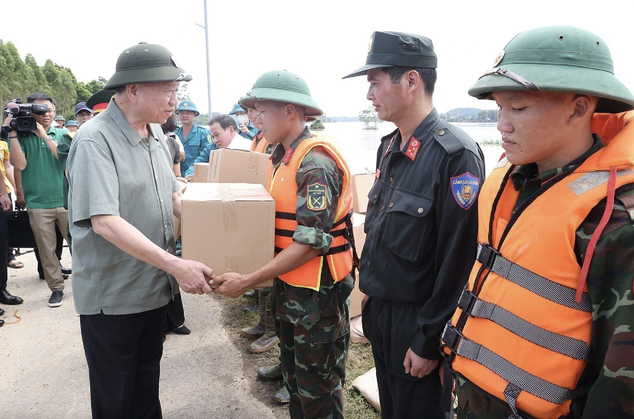 Tổng Bí thư, Chủ tịch nước: Cứu dân là ưu tiên cao nhất- Ảnh 3.