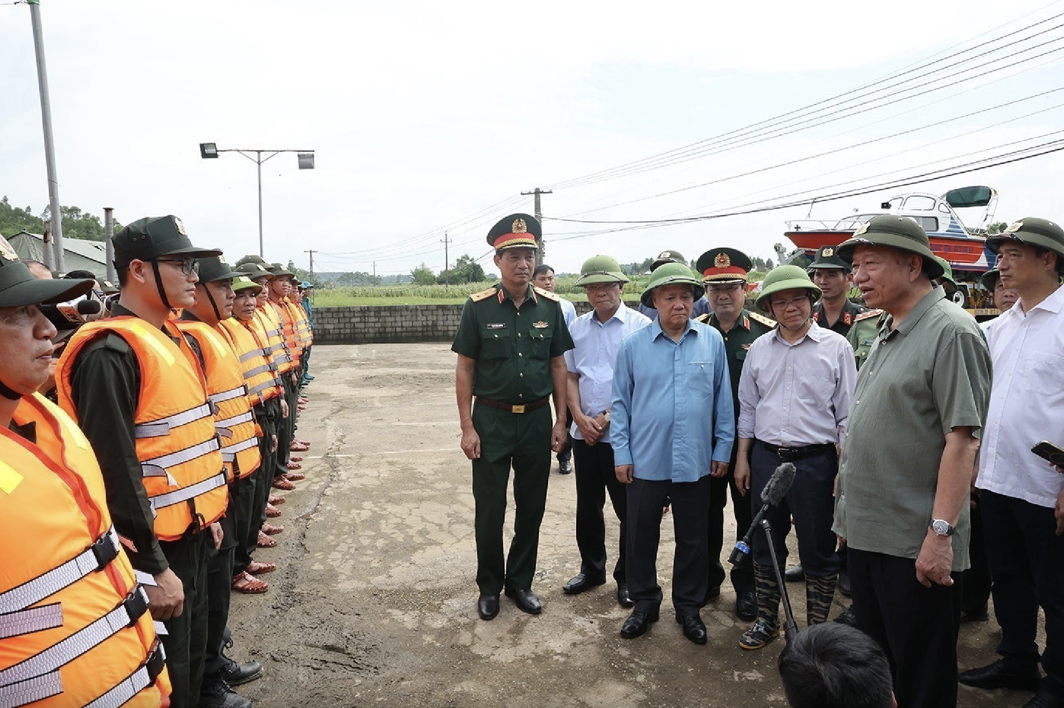 Tổng Bí thư, Chủ tịch nước: Cứu dân là ưu tiên cao nhất- Ảnh 2.