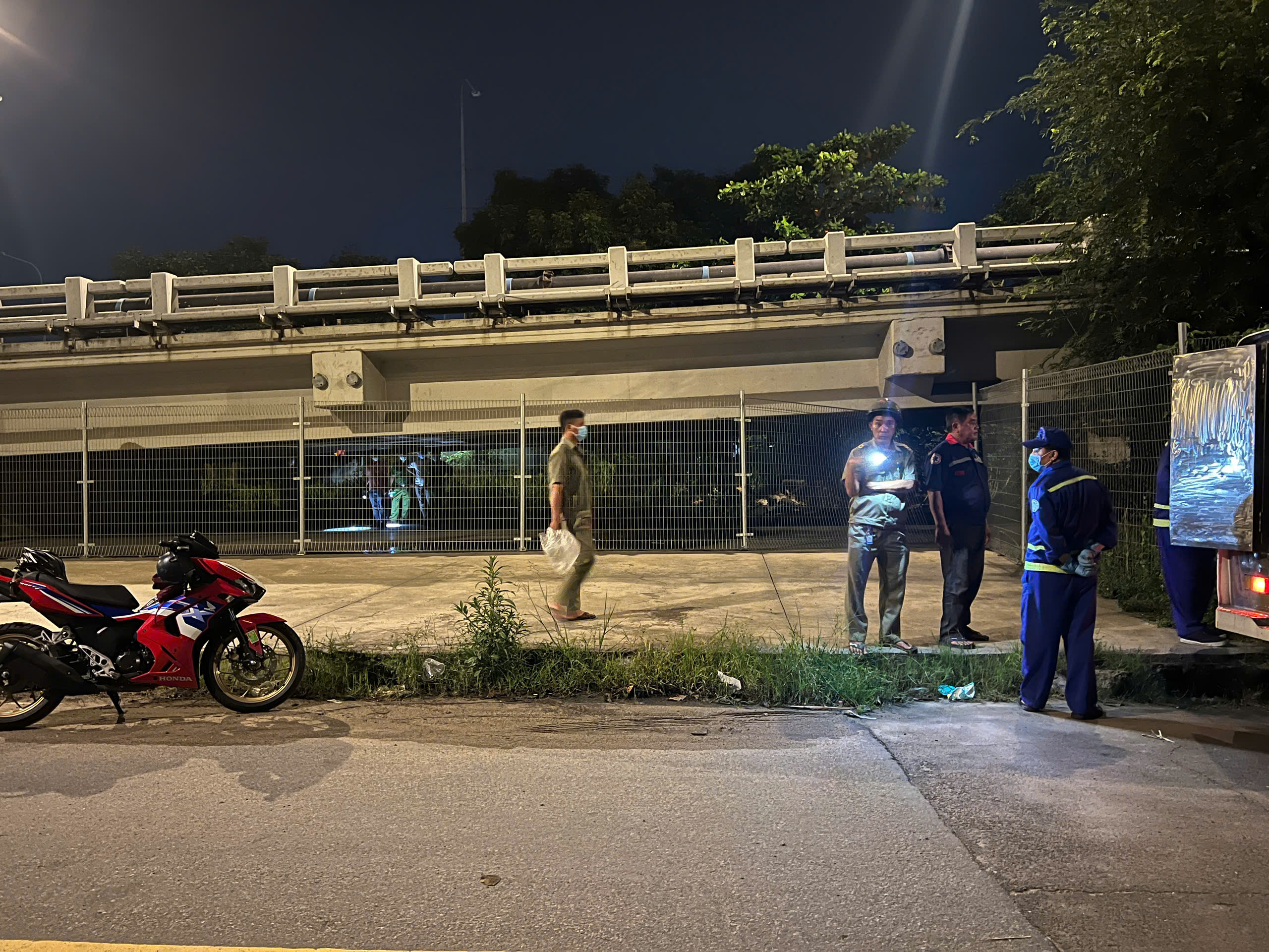 Phát hiện người đàn ông tử vong trong tư thế treo cổ dưới gầm cầu Bình Phước 1- Ảnh 1.