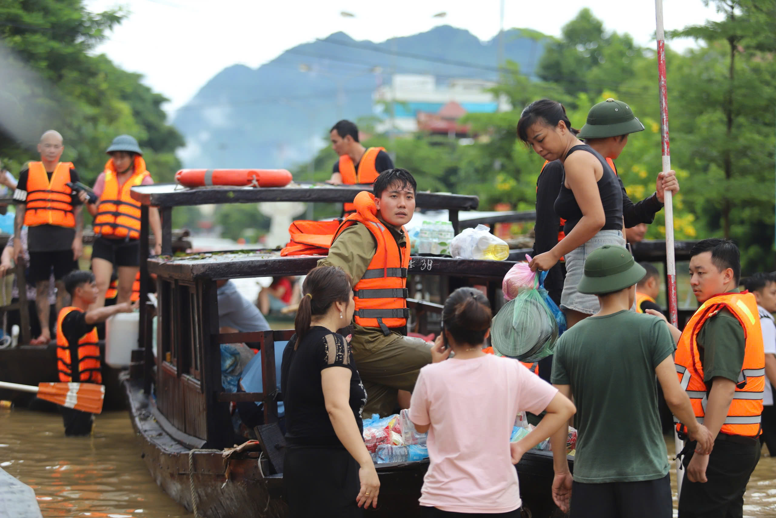 Những người hùng chèo thuyền cứu người ở vùng lũ dữ- Ảnh 1.