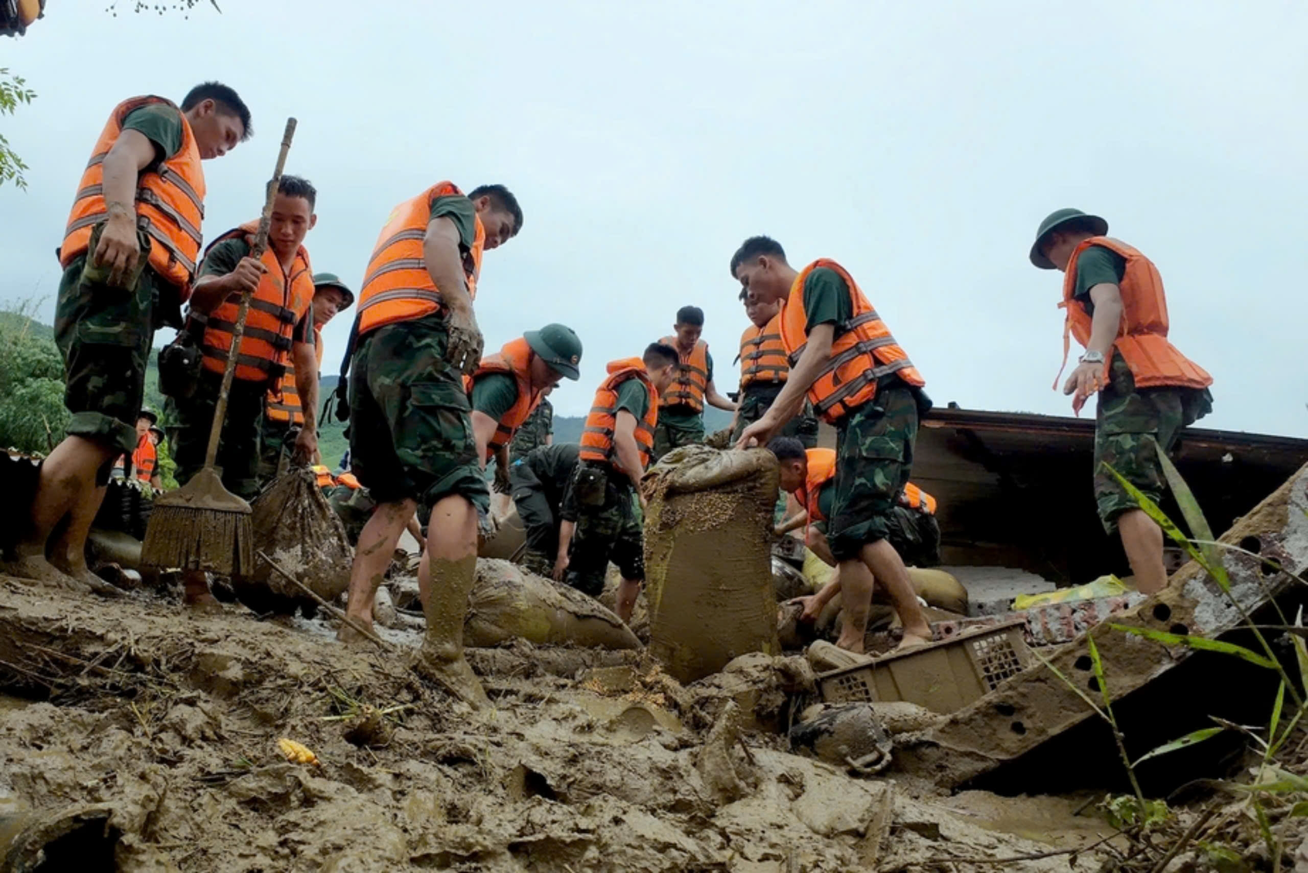 Toàn cảnh vụ lũ quét kinh hoàng tại Làng Nủ: Ở nơi tang thương xuất hiện phép màu- Ảnh 11.