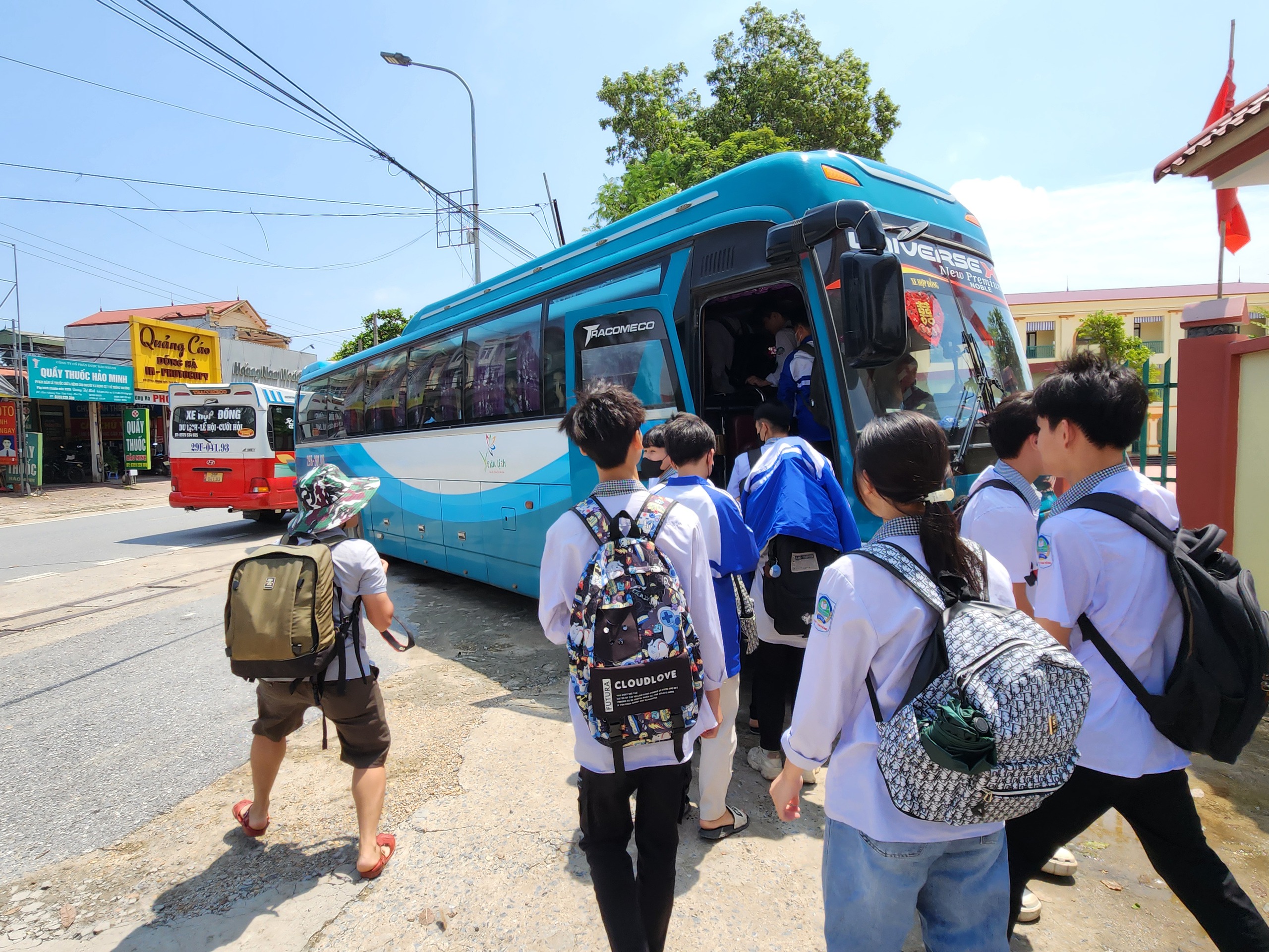 Vụ sập cầu Phong Châu: Đường đến trường bớt cách trở nhờ có những bác tài thiện tâm- Ảnh 3.