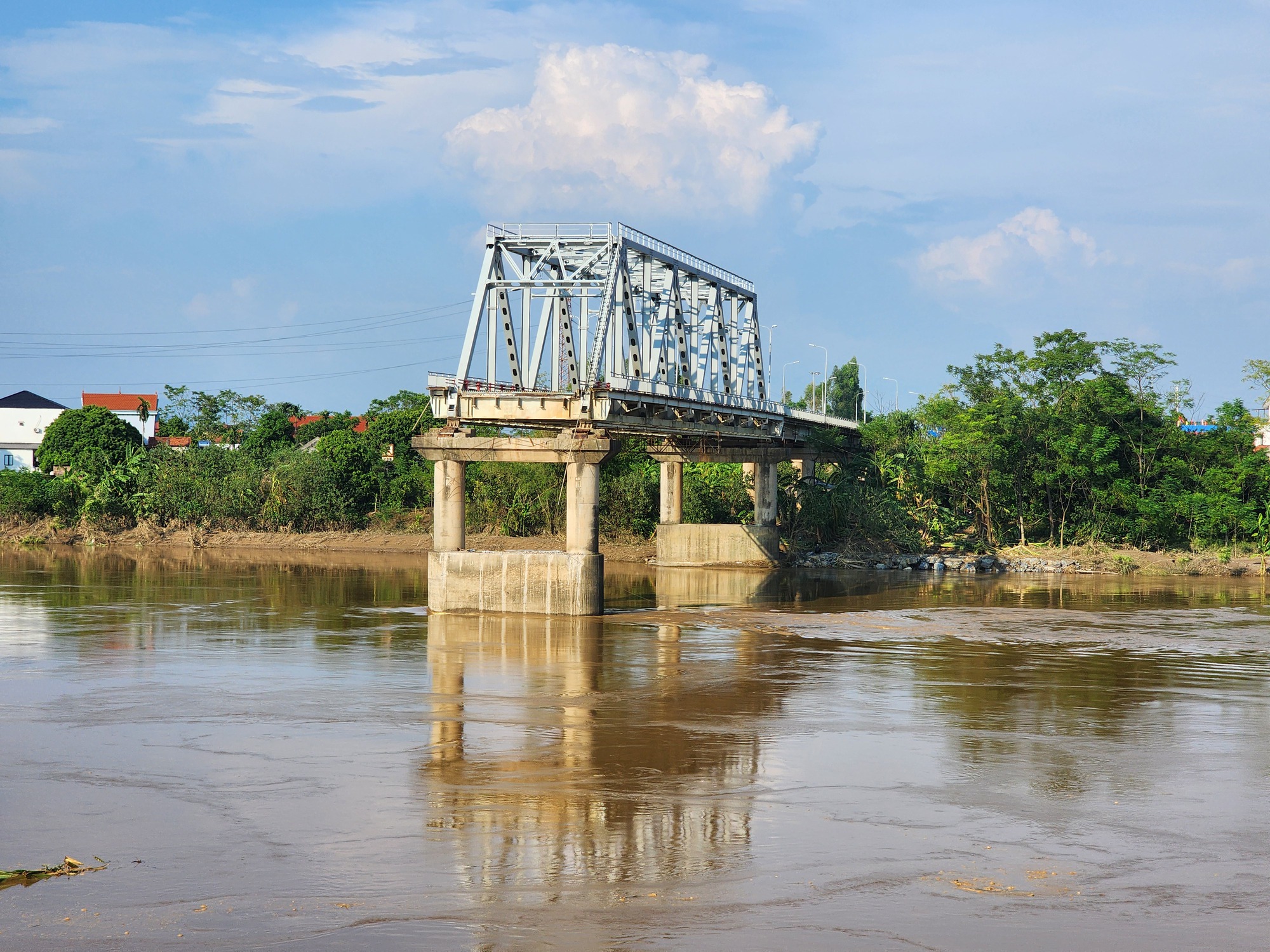 Vụ sập cầu Phong Châu: Đường đến trường bớt cách trở nhờ có những bác tài thiện tâm- Ảnh 2.