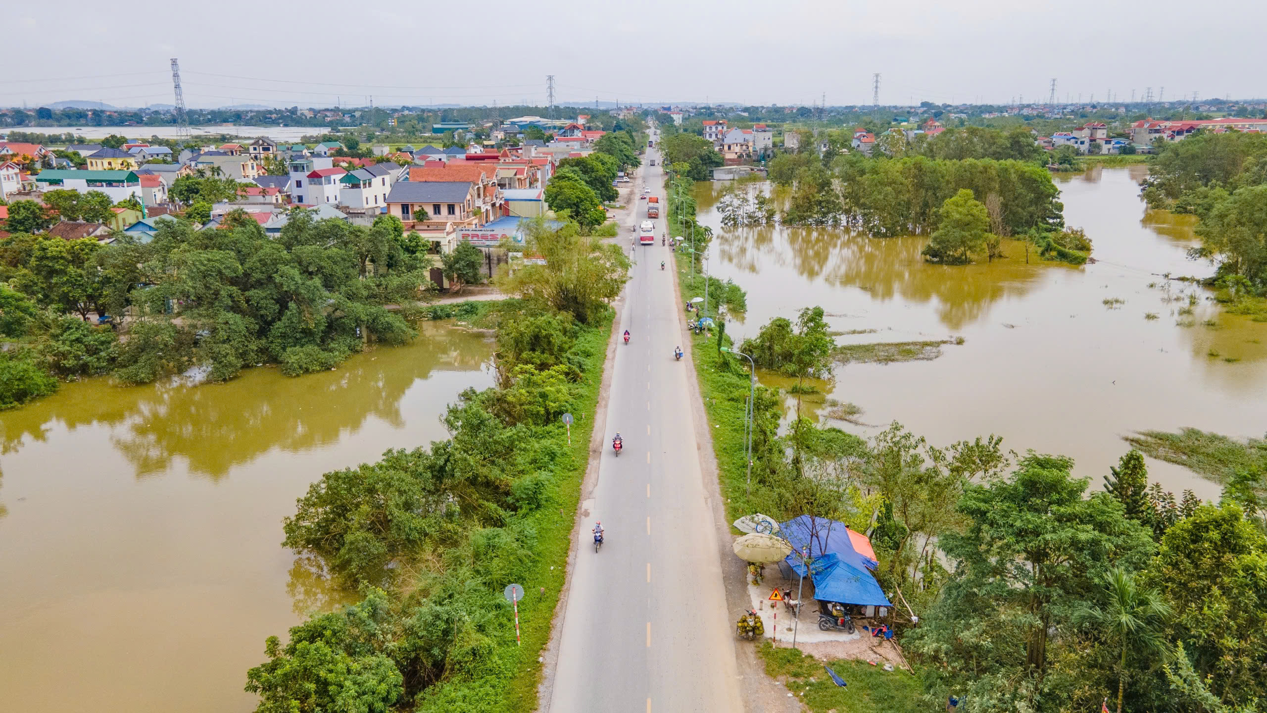 Hà Nội: Nhiều công trình giao thông trọng điểm vẫn thi công cầm chừng vì úng ngập sau bão- Ảnh 17.