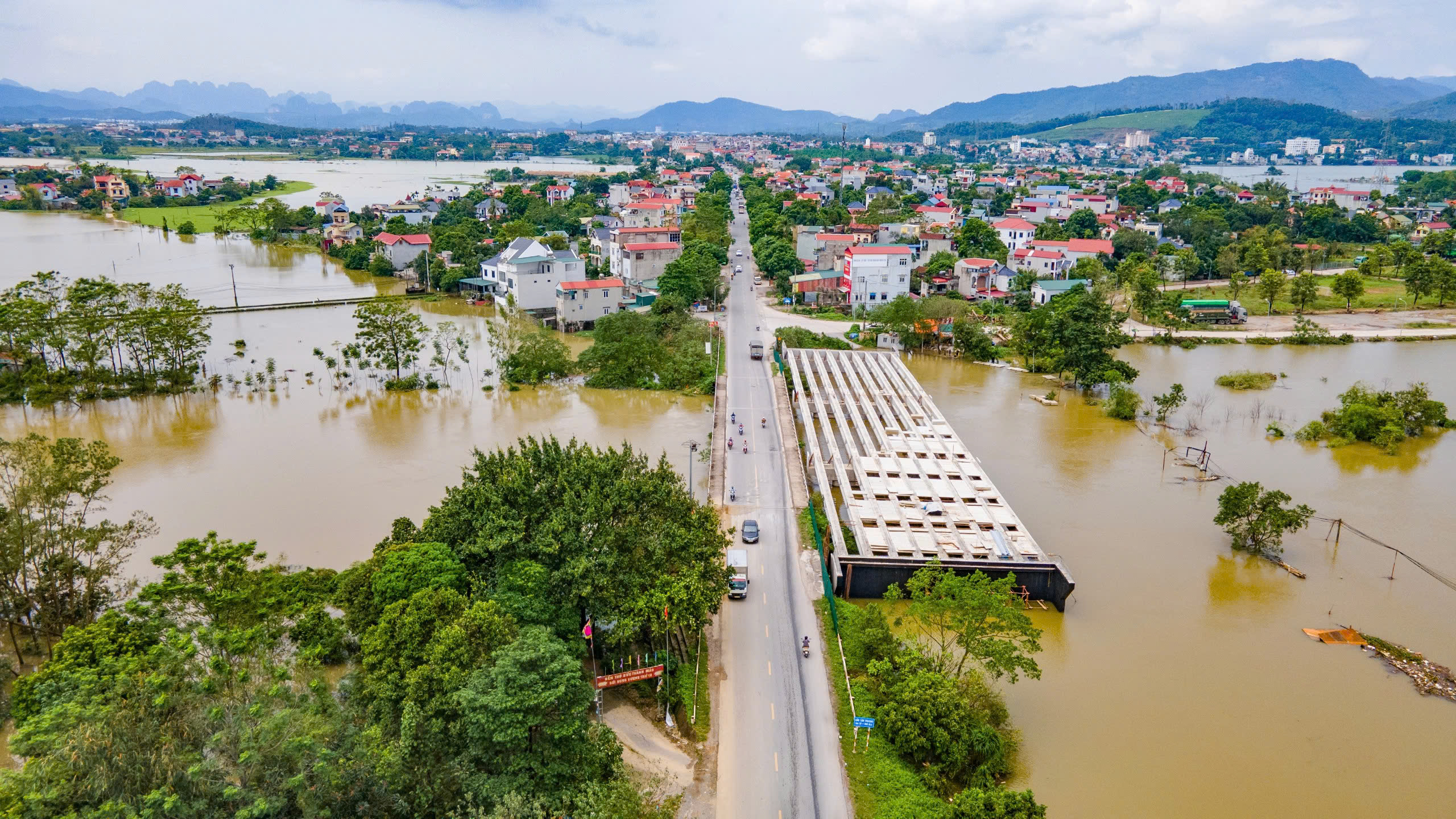 Hà Nội: Nhiều công trình giao thông trọng điểm vẫn thi công cầm chừng vì úng ngập sau bão- Ảnh 12.