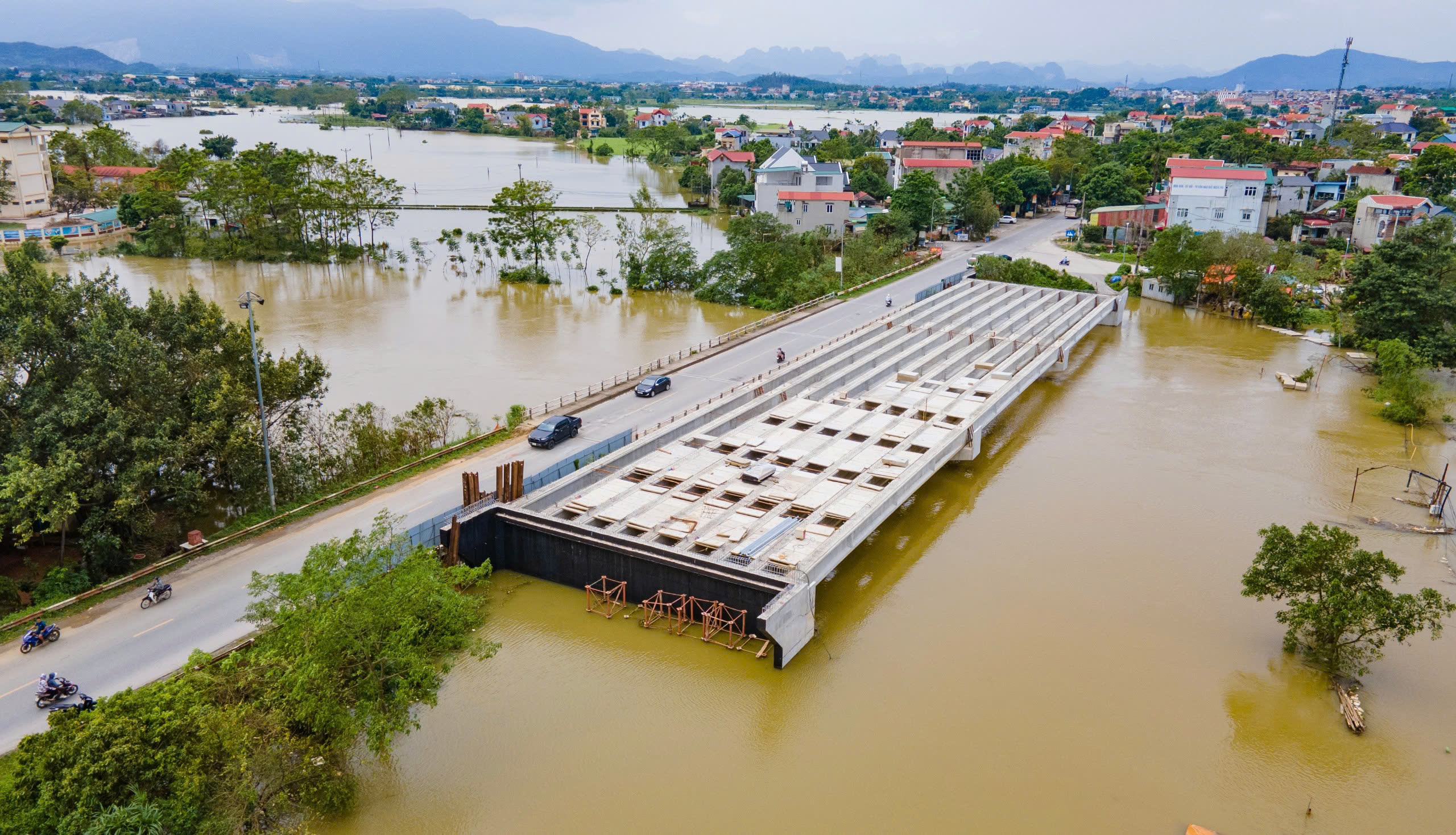 Hà Nội: Nhiều công trình giao thông trọng điểm vẫn thi công cầm chừng vì úng ngập sau bão- Ảnh 13.