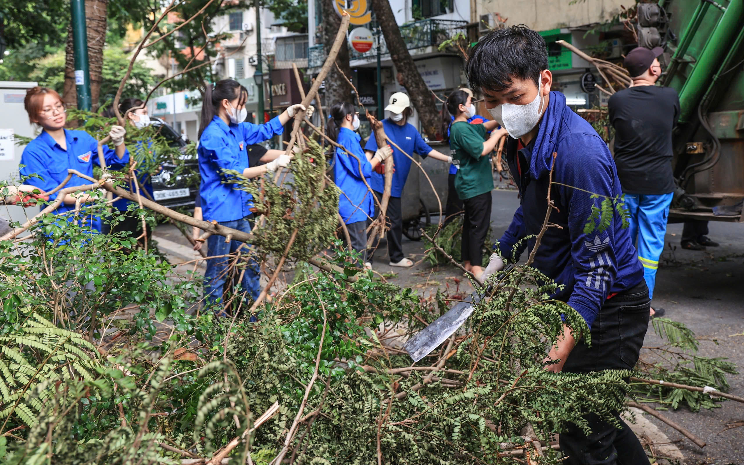 Hà Nội tất bật thu dọn hàng chục nghìn cây xanh gãy đổ sau bão số 3- Ảnh 8.