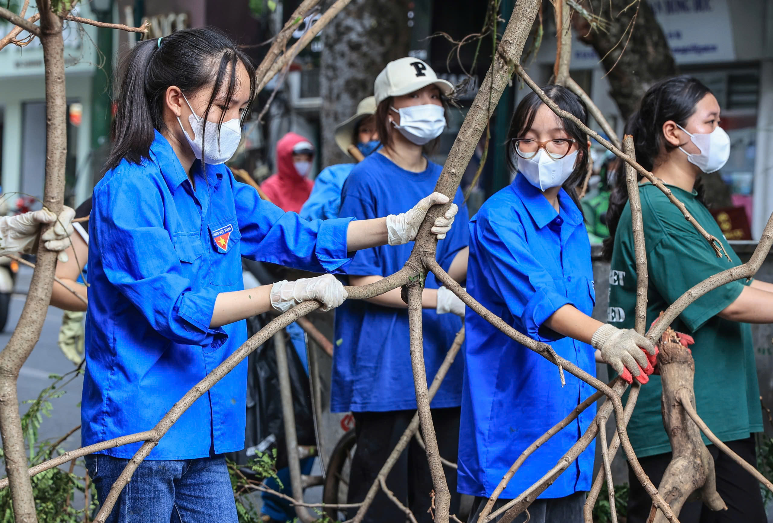 Hà Nội tất bật thu dọn hàng chục nghìn cây xanh gãy đổ sau bão số 3- Ảnh 6.