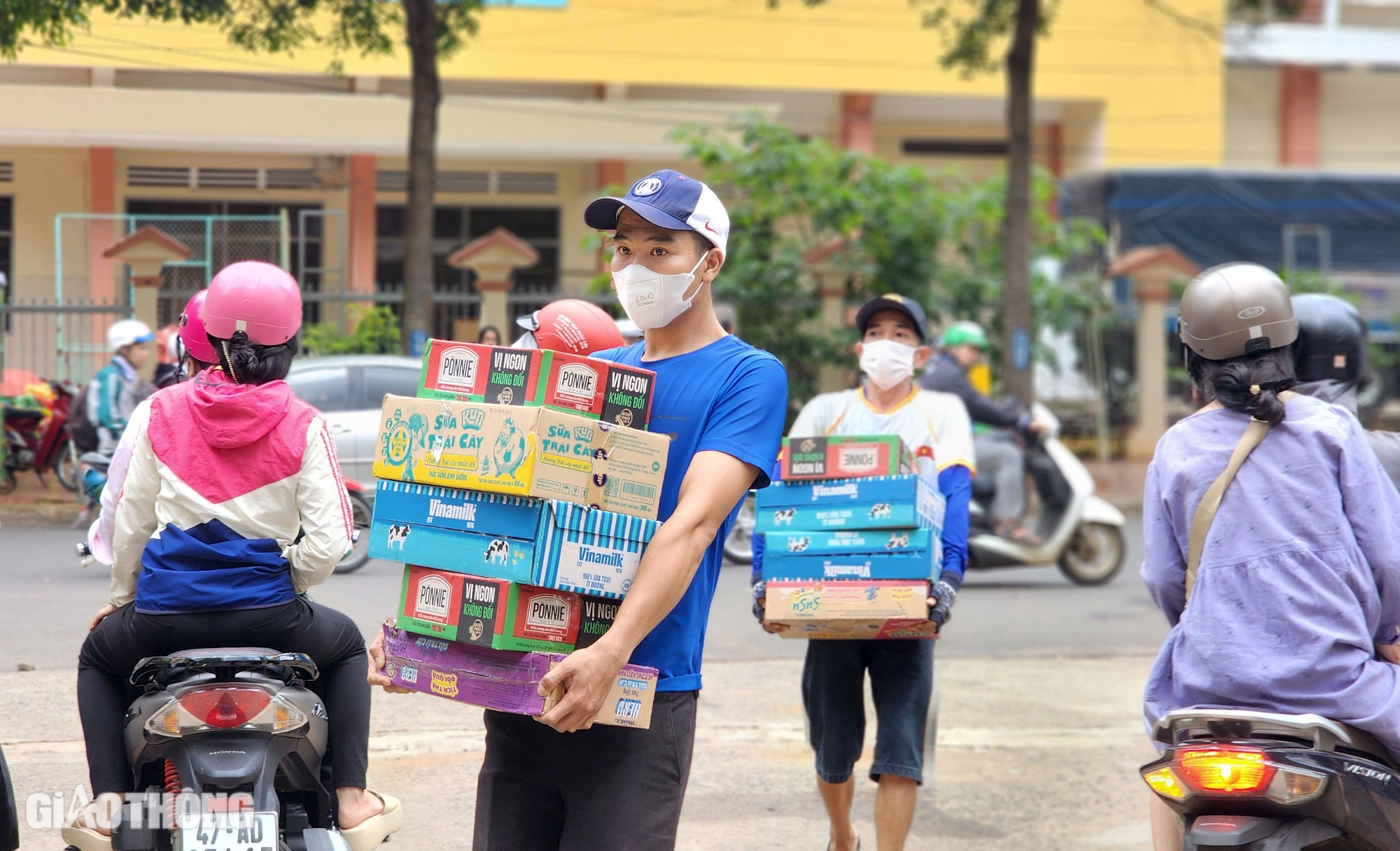 Những chuyến xe chạy xuyên đêm, đưa tấm lòng người dân Tây Nguyên ra Bắc- Ảnh 1.