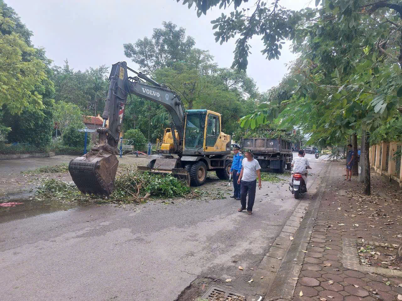 Hà Nội còn 52 điểm ngập nước phương tiện không thể đi qua- Ảnh 1.