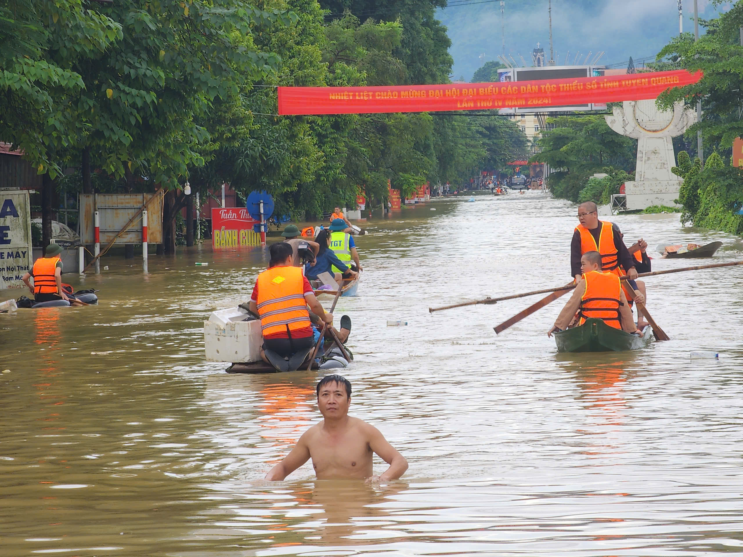 Những người hùng chèo thuyền cứu người ở vùng lũ dữ- Ảnh 2.