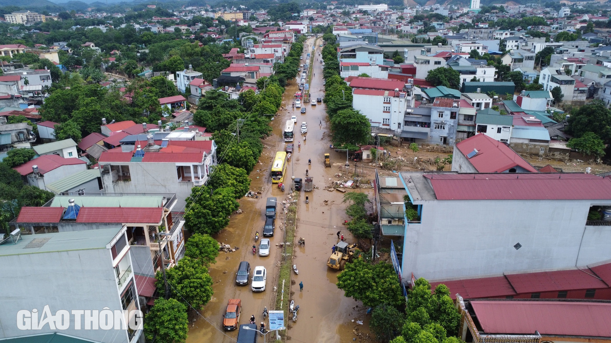 Yên Bái ngập trong bùn, rác sau khi cơn lũ đi qua- Ảnh 2.