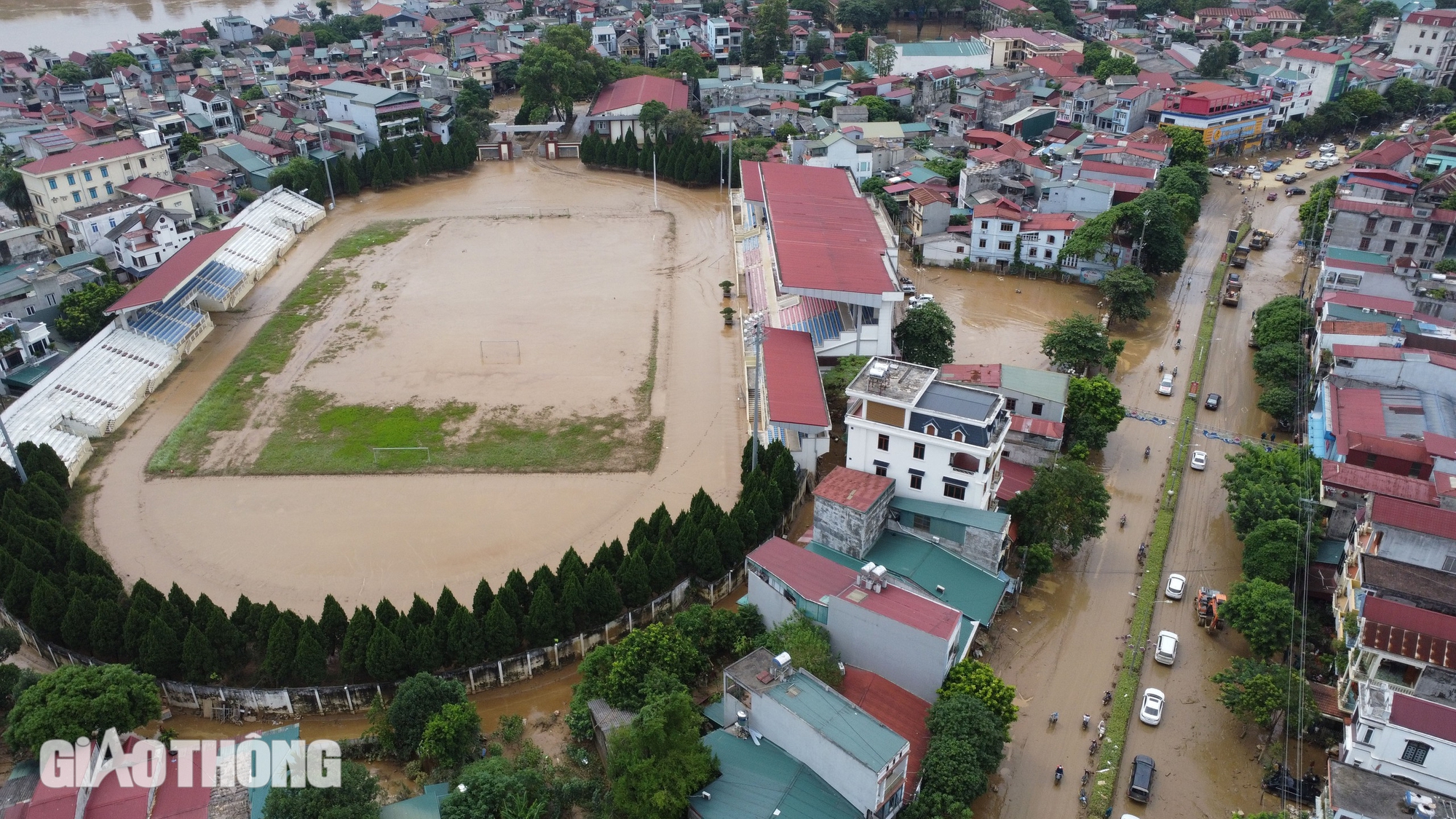 Yên Bái ngập trong bùn, rác sau khi cơn lũ đi qua- Ảnh 1.