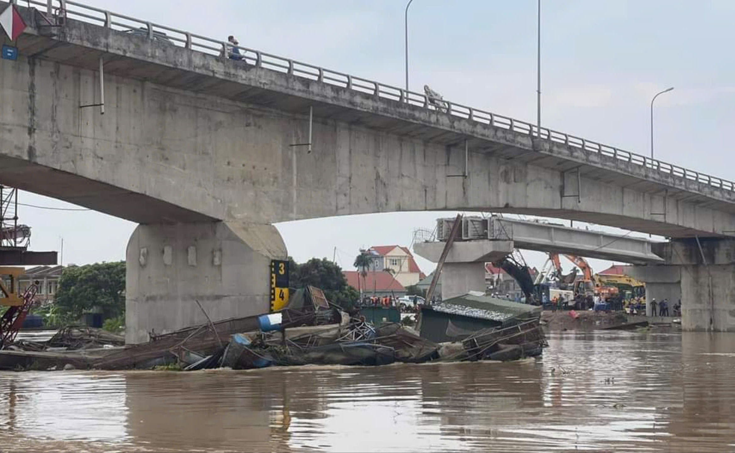 Giải cứu 2 bè cá mắc kẹt vào trụ cầu Hợp Thanh ở Hải Dương
- Ảnh 1.