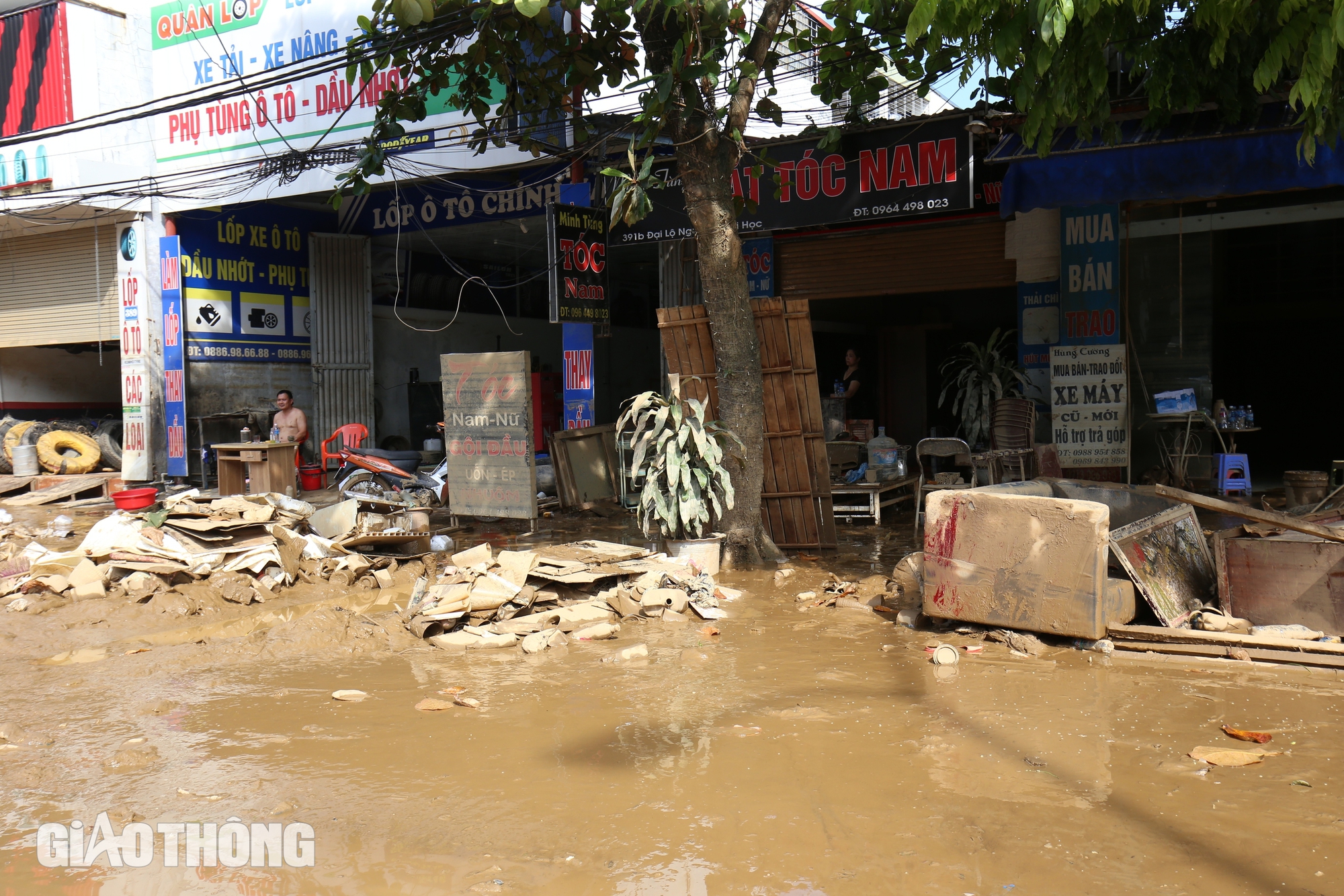 Yên Bái ngập trong bùn, rác sau khi cơn lũ đi qua- Ảnh 4.