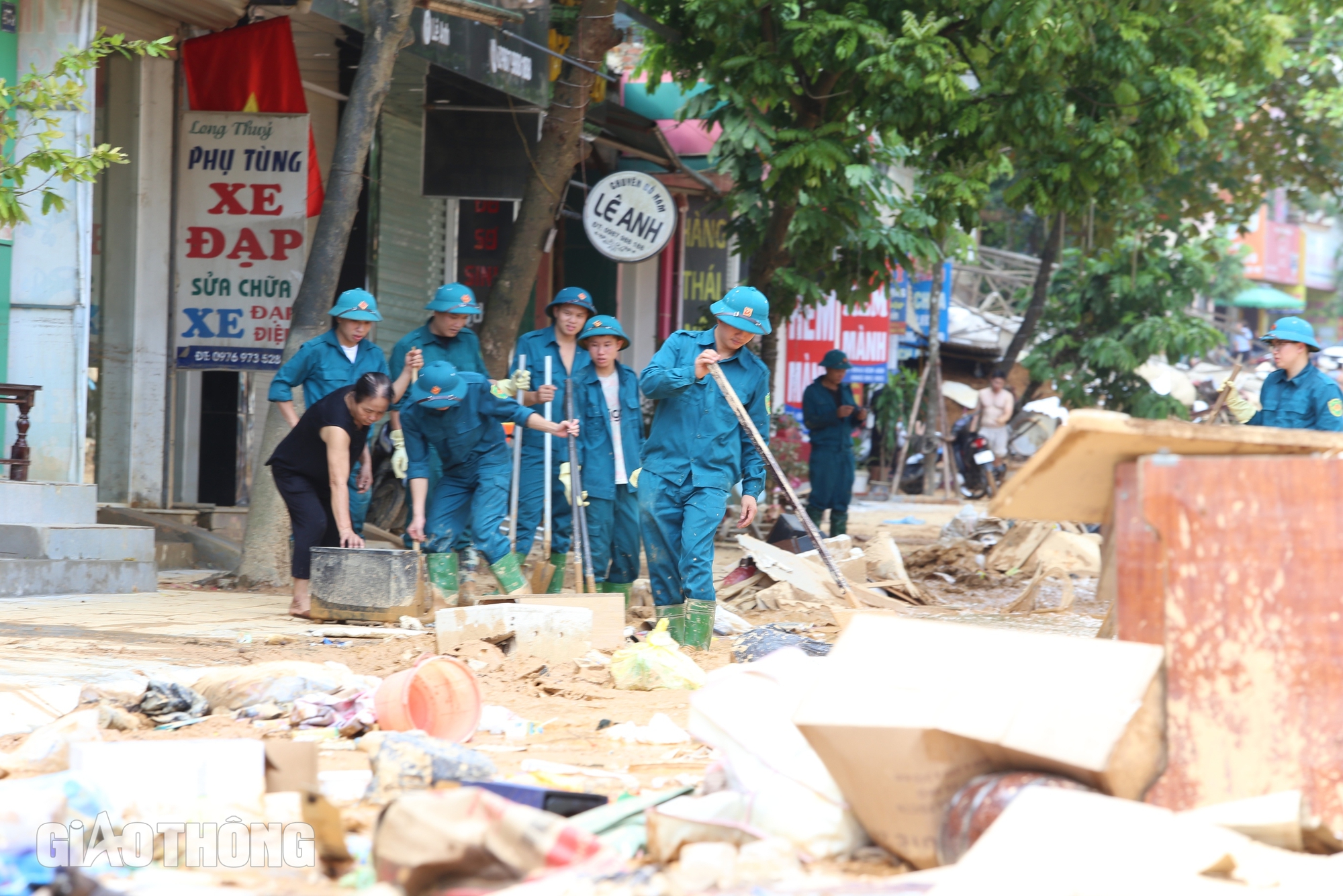 Yên Bái ngập trong bùn, rác sau khi cơn lũ đi qua- Ảnh 10.