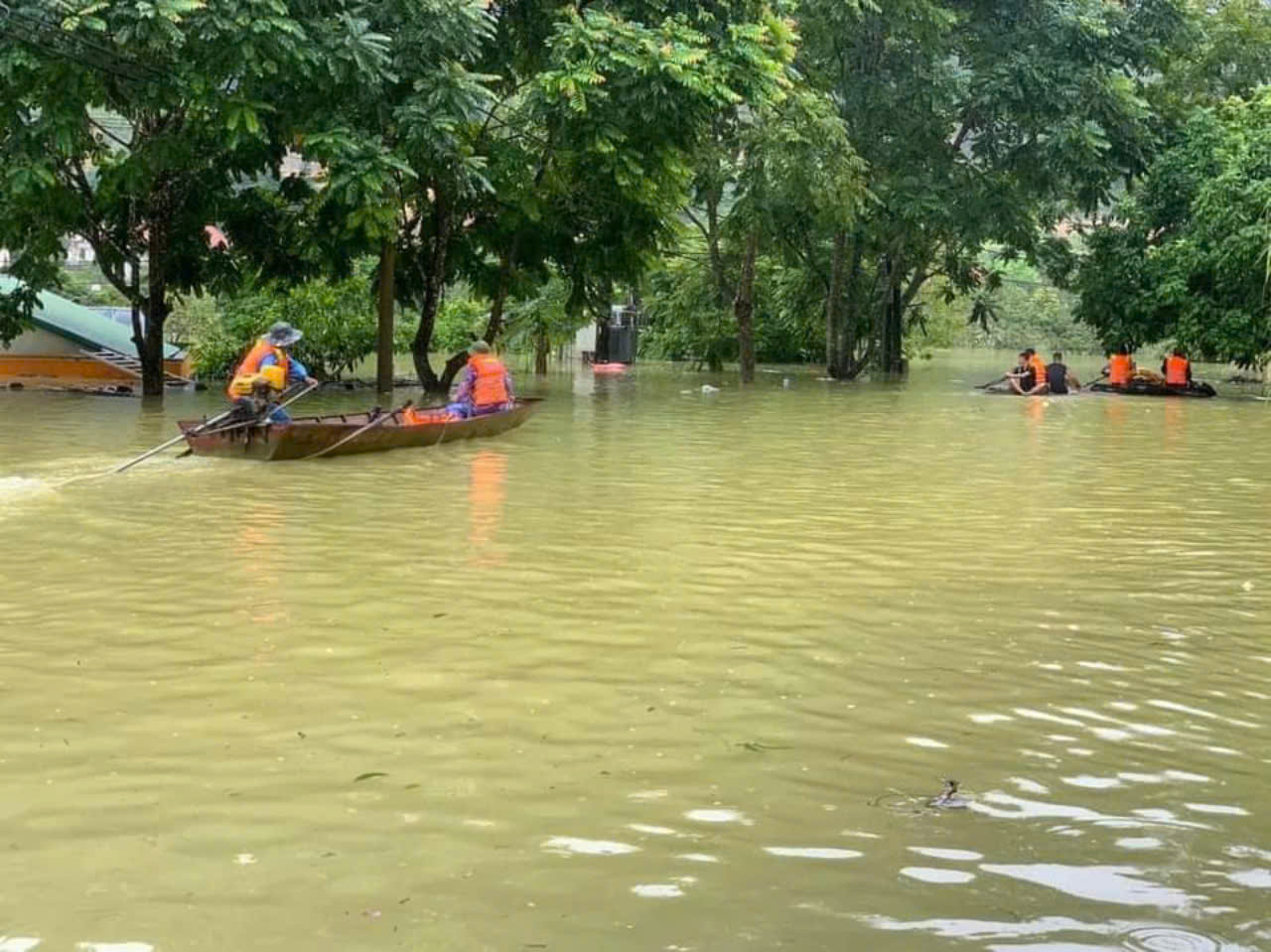 Mưa lũ miền Bắc: 142 giáo viên, học sinh được cứu sống trong gang tấc- Ảnh 1.