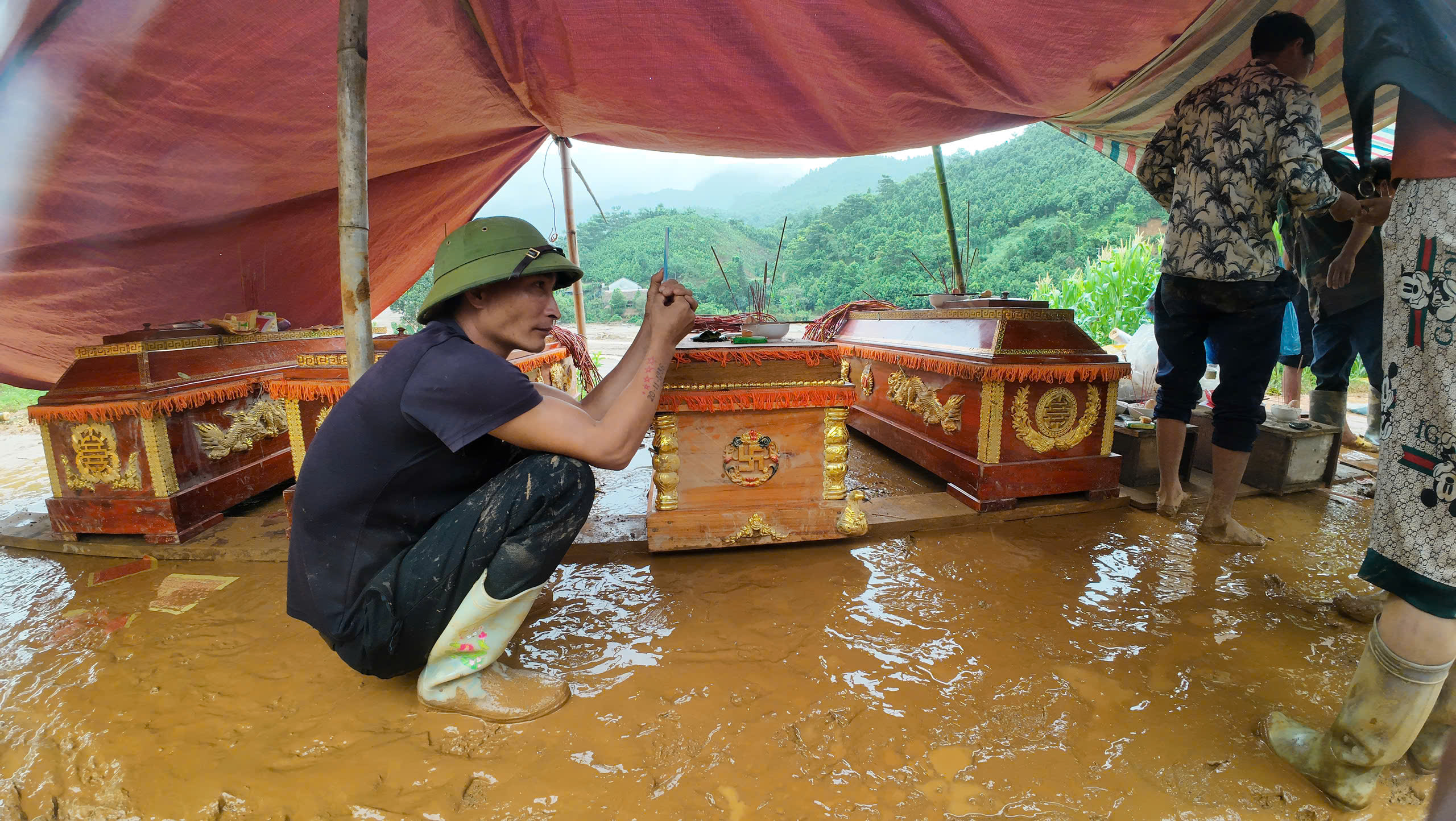 Những chiếc quan tài của người dân Làng Nủ tử vong do lũ quét được đặt trong chiếc lều tạm. Ảnh: Hà Thắng.